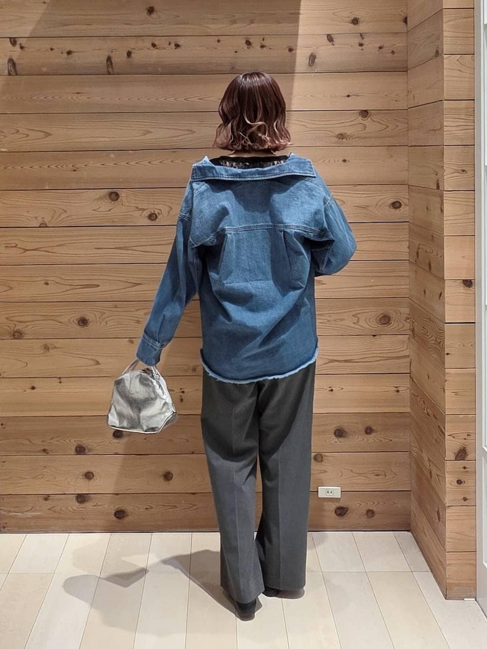 ブラック系のローファー、シルバー系のショルダーバッグ、ブラック系のTシャツ/カットソーを着用したレディースの春コーディネートの3枚目の写真