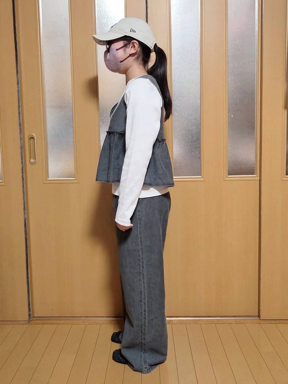 ブラック系のつなぎ/オールインワンを着用したキッズの冬コーディネートの2枚目の写真