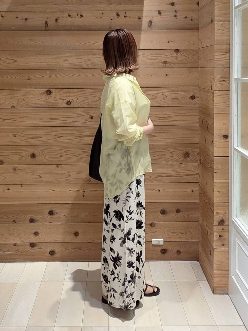 ホワイト系のその他パンツ、イエロー系のシャツ/ブラウス、ホワイト系のTシャツ/カットソーを着用したレディースの夏コーディネートの2枚目の写真