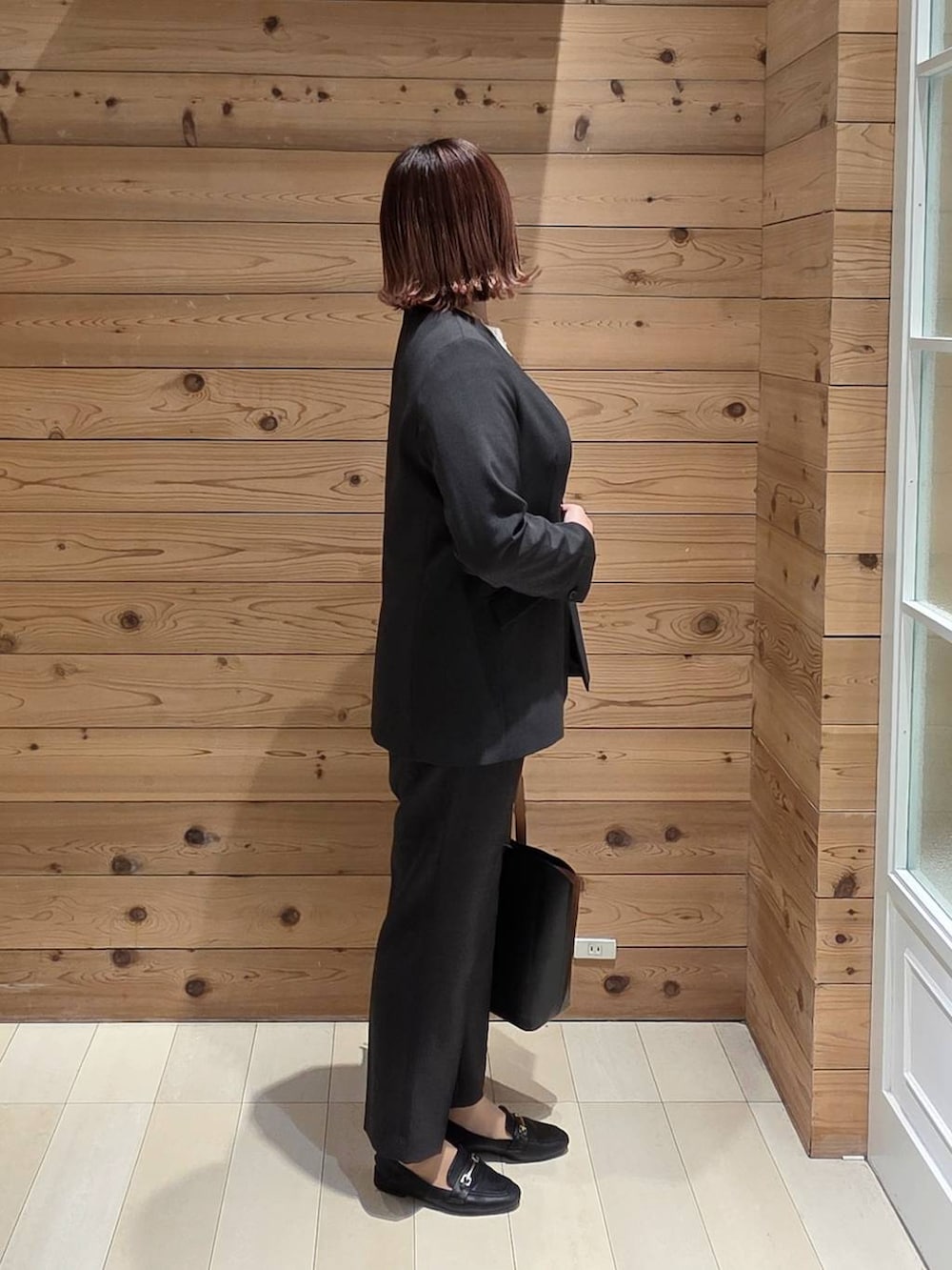 ブラック系のローファー、ホワイト系のTシャツ/カットソー、ブラック系のその他パンツを着用したレディースの冬コーディネートの2枚目の写真