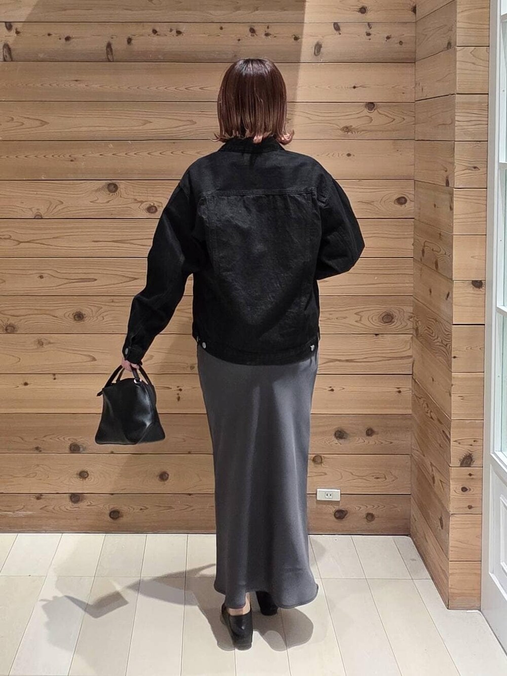 ブラック系のローファー、ブラック系のショルダーバッグ、ブラック系のTシャツ/カットソーを着用したレディースの冬コーディネートの3枚目の写真