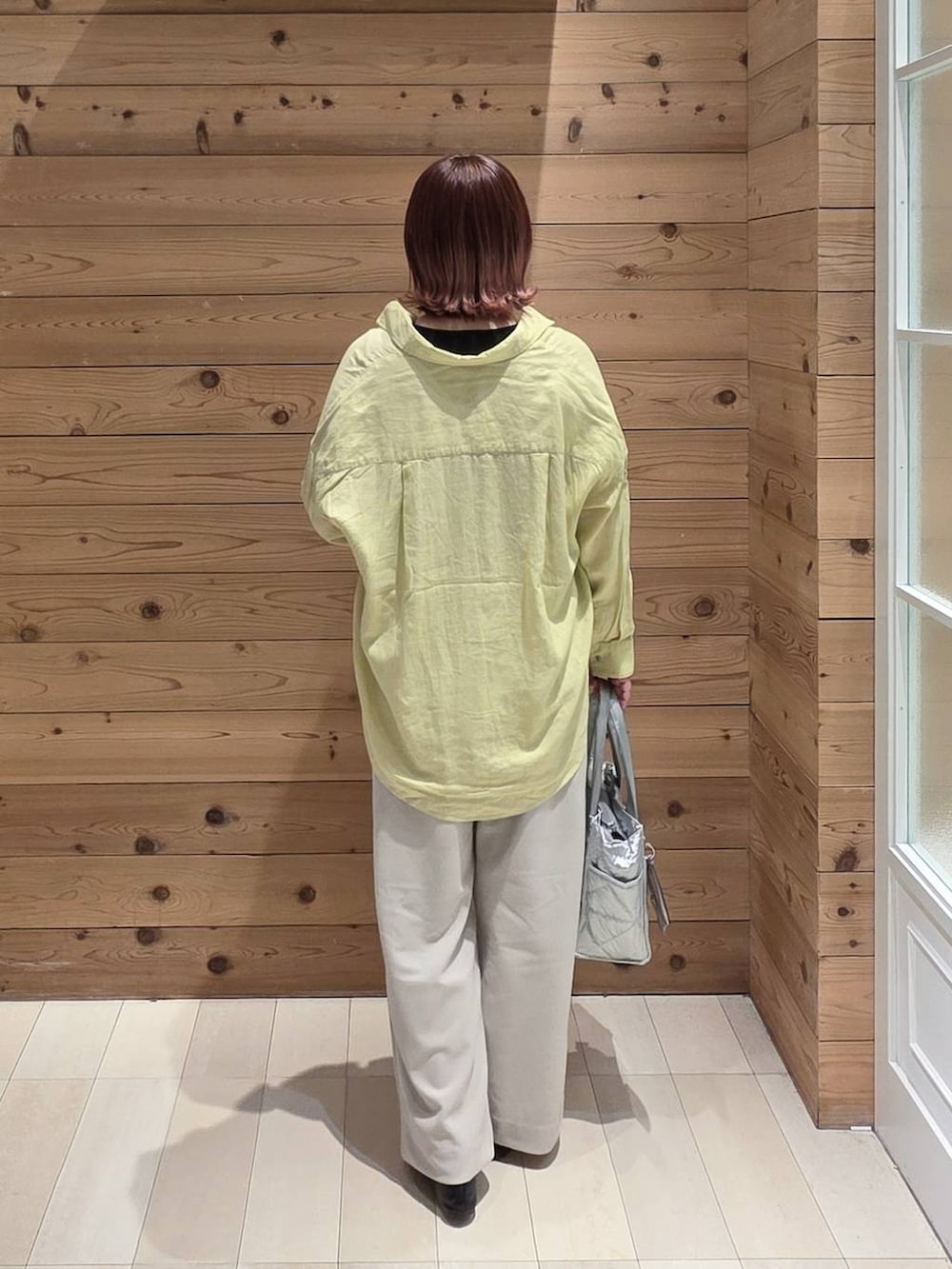 ブラック系のバレエシューズ、シルバー系のトートバッグ、イエロー系のシャツ/ブラウスを着用したレディースの春コーディネートの3枚目の写真