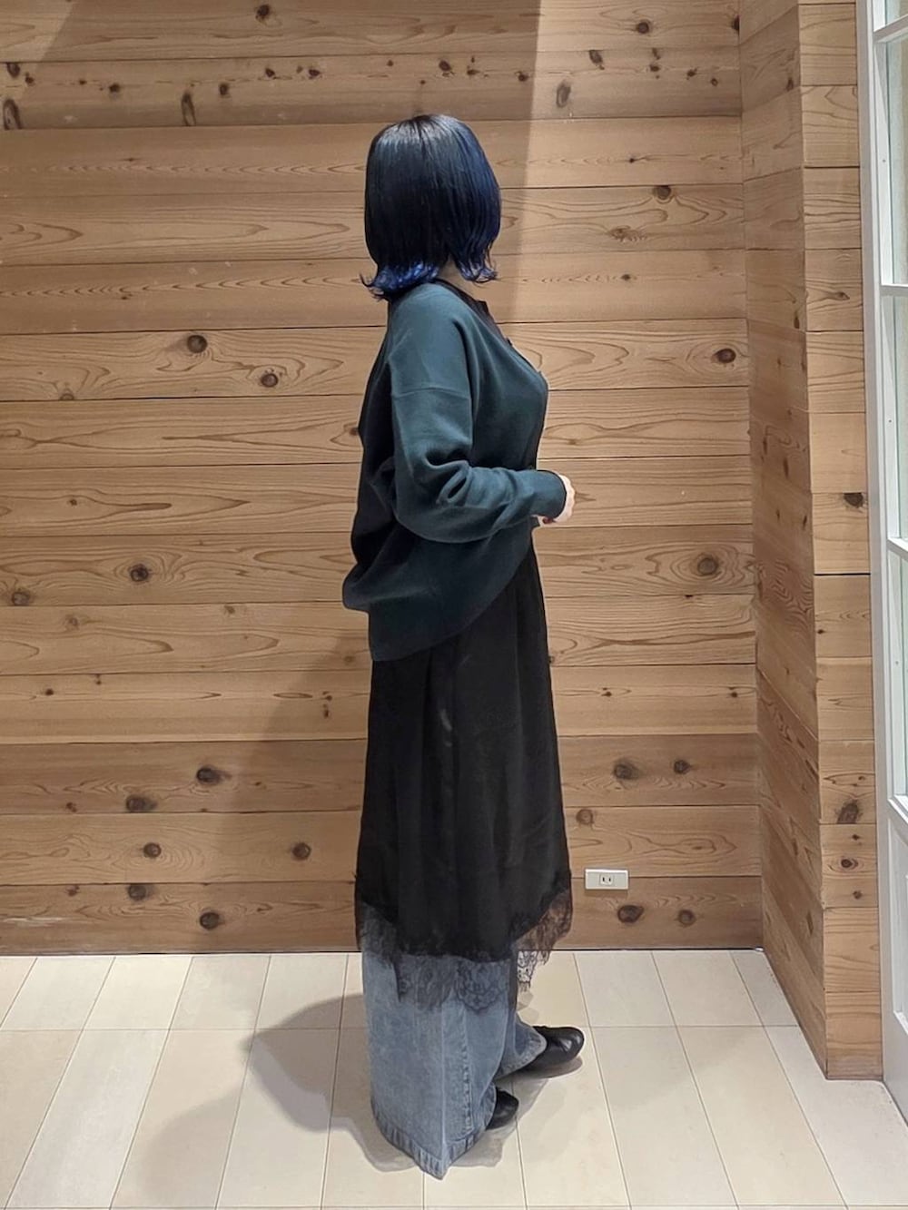 ブラック系のTシャツ/カットソー、ブラック系のバレエシューズ、ベージュ系のショルダーバッグを着用したレディースの秋コーディネートの2枚目の写真