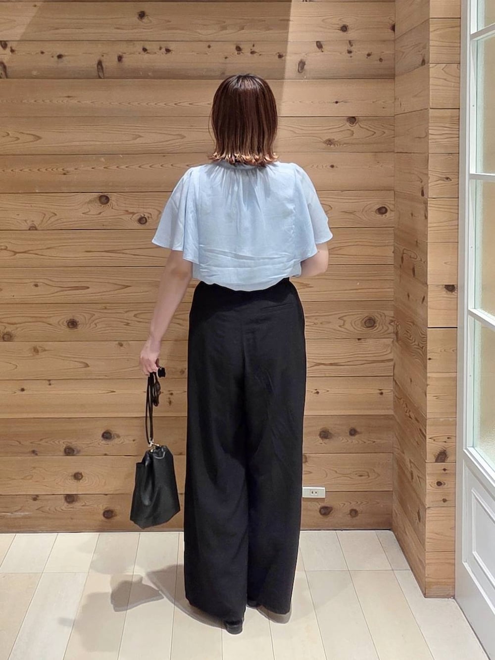 ブルー系のシャツ/ブラウス、ブラック系のその他パンツ、ホワイト系のタンクトップを着用したレディースの夏コーディネートの3枚目の写真