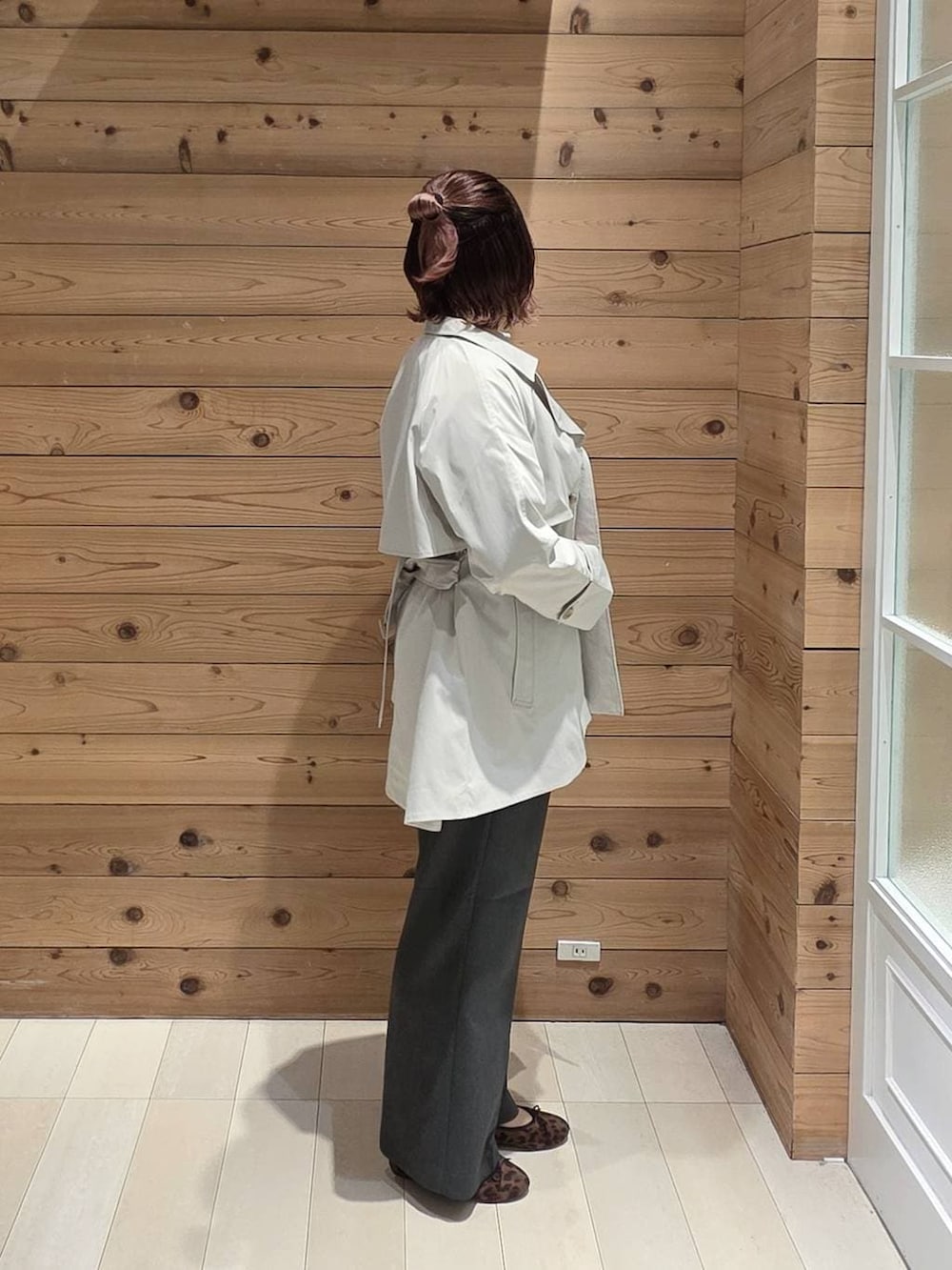 シルバー系のショルダーバッグ、その他のバレエシューズ、グレー系のその他パンツを着用したレディースの春コーディネートの2枚目の写真