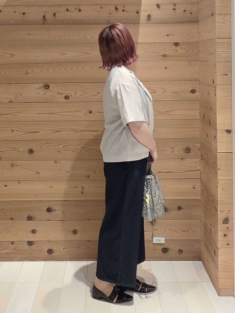 ホワイト系のTシャツ/カットソー、ブルー系のサロペット/オーバーオール、ブラック系のパンプスを着用したレディースの夏コーディネートの2枚目の写真