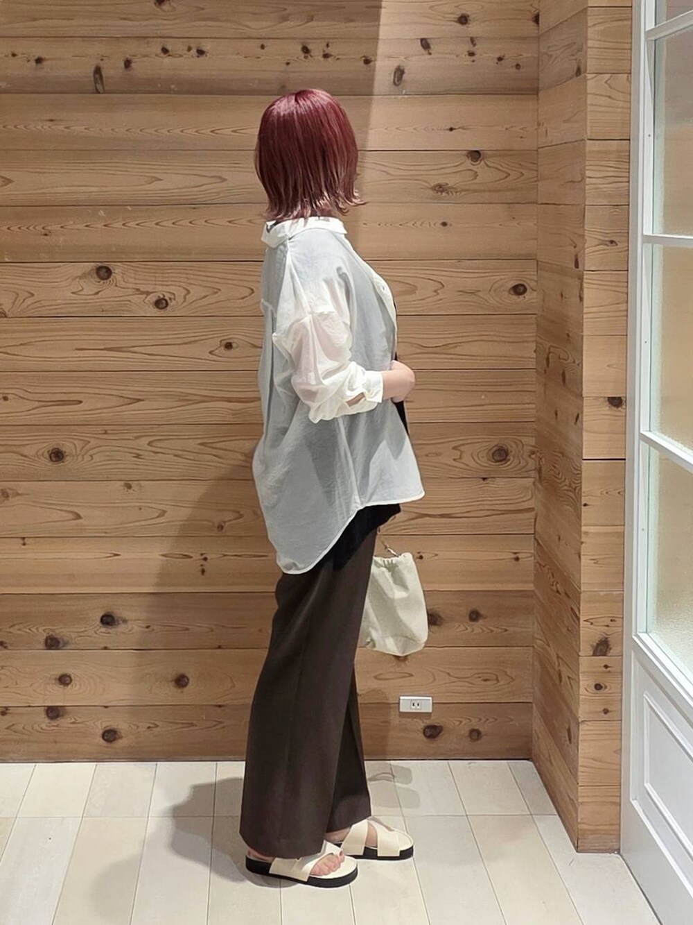 ブラウン系のその他パンツ、ホワイト系のシャツ/ブラウス、ブラック系のTシャツ/カットソーを着用したレディースの夏コーディネートの2枚目の写真