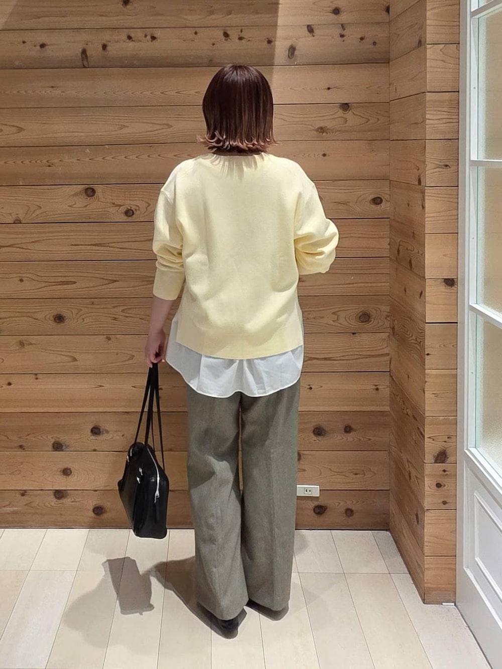 ブラック系のバレエシューズ、グレー系のパーカー、ベージュ系のその他パンツを着用したレディースの春コーディネートの3枚目の写真