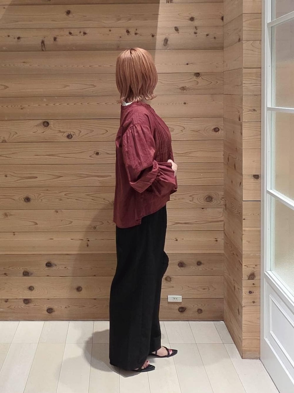 レッド系のシャツ/ブラウス、ブラック系のトートバッグ、ブラック系のその他パンツを着用したレディースの夏コーディネートの2枚目の写真