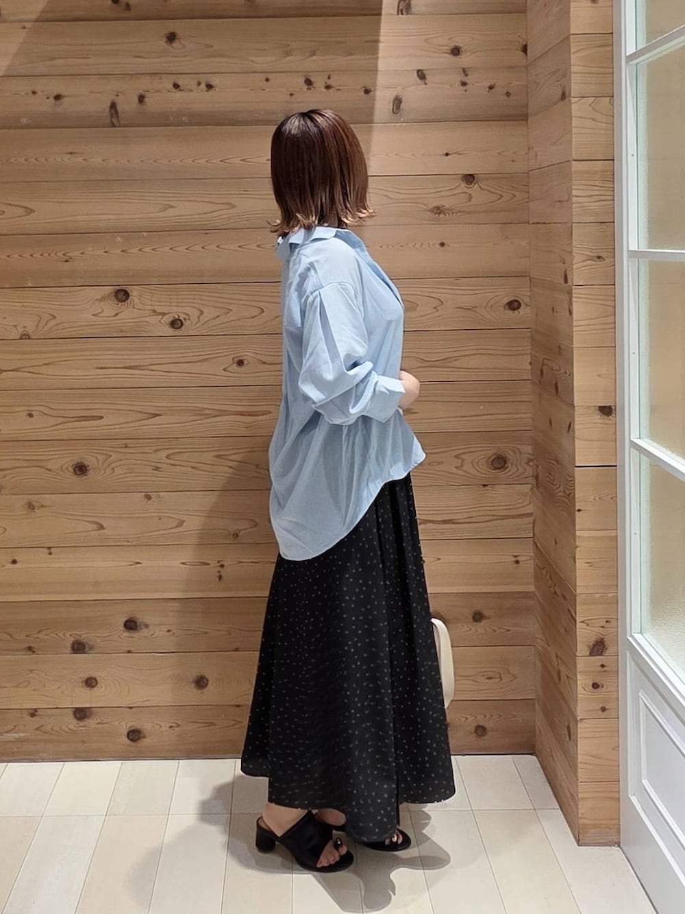 ブルー系のシャツ/ブラウス、その他のスカート、ホワイト系のタンクトップを着用したレディースの夏コーディネートの2枚目の写真