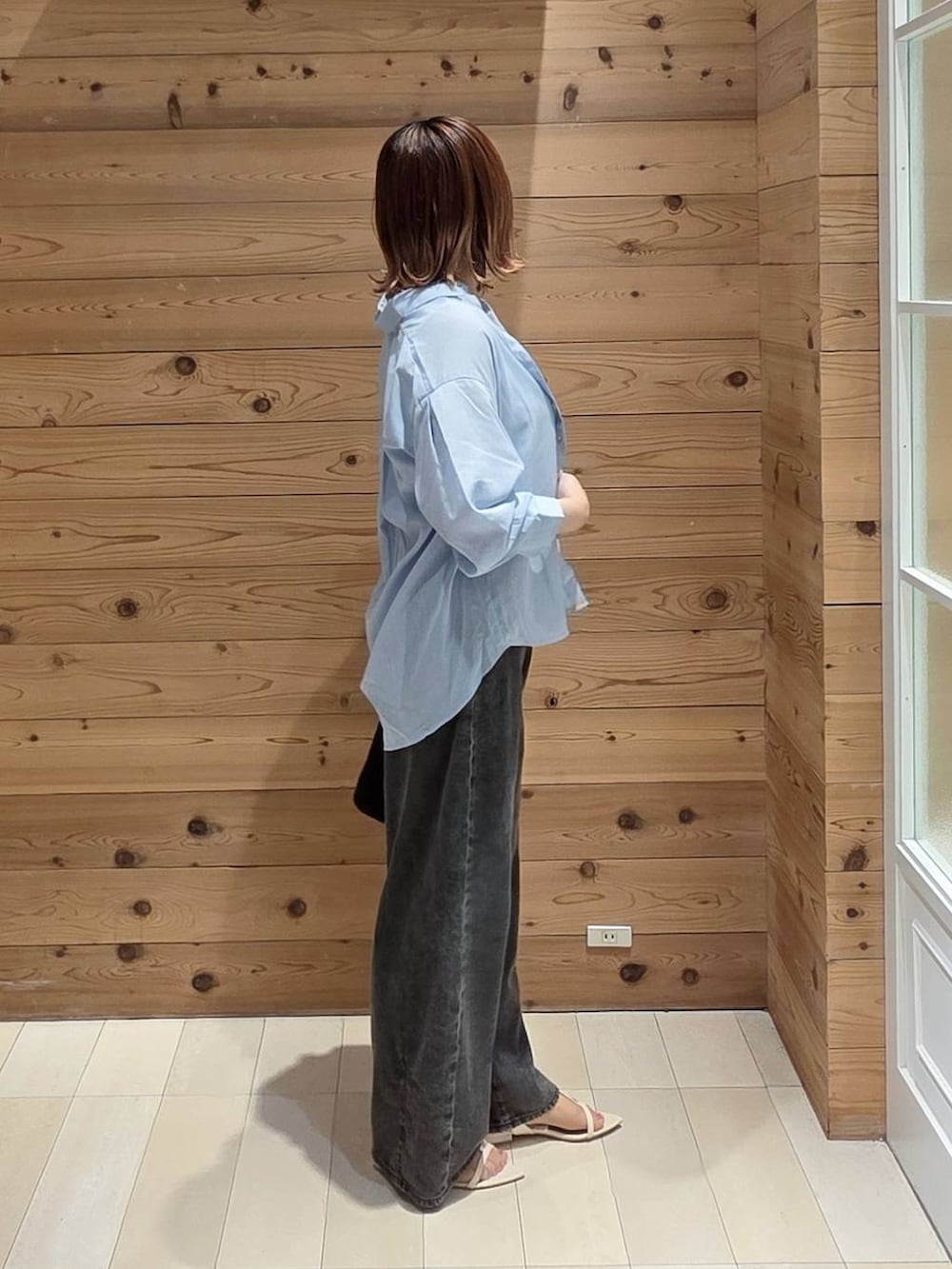 ブルー系のシャツ/ブラウス、ブラック系のデニムパンツ、ホワイト系のタンクトップを着用したレディースの夏コーディネートの2枚目の写真