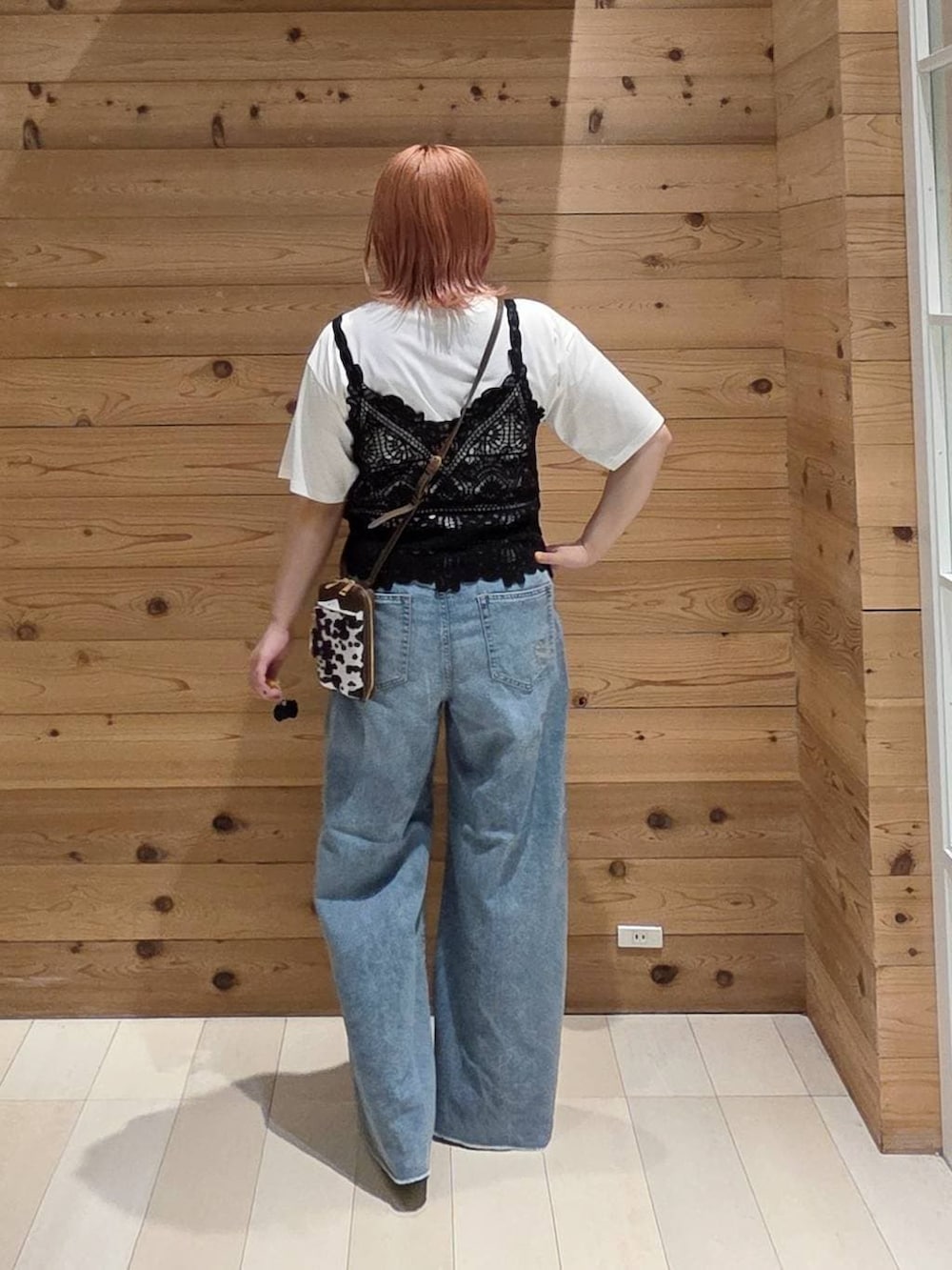 その他のショルダーバッグ、ホワイト系のTシャツ/カットソー、ブラック系のその他トップスを着用したレディースの夏コーディネートの3枚目の写真