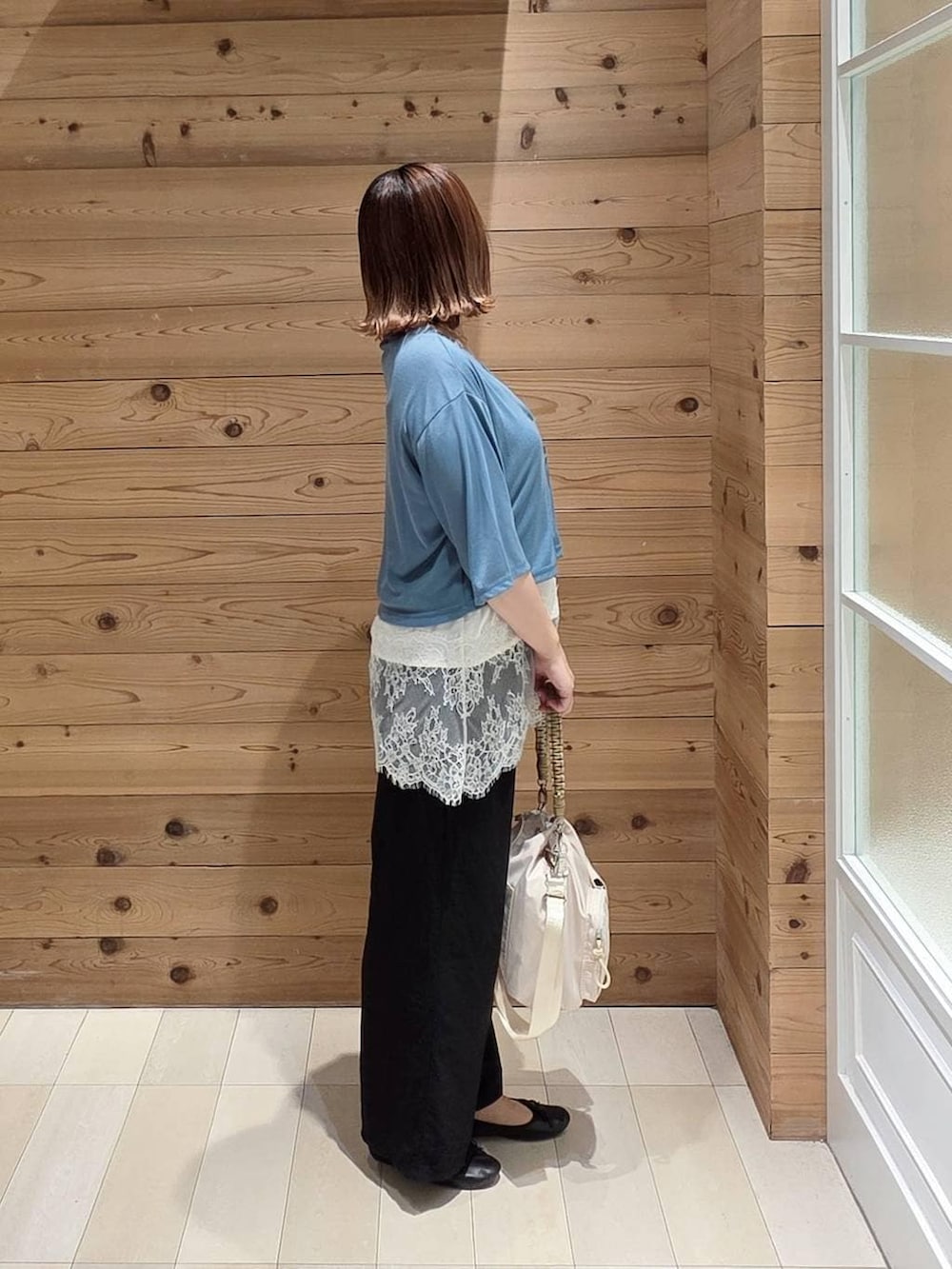 ブラック系のバレエシューズ、ブラック系のその他パンツ、ブラック系のタンクトップを着用したレディースの夏コーディネートの2枚目の写真