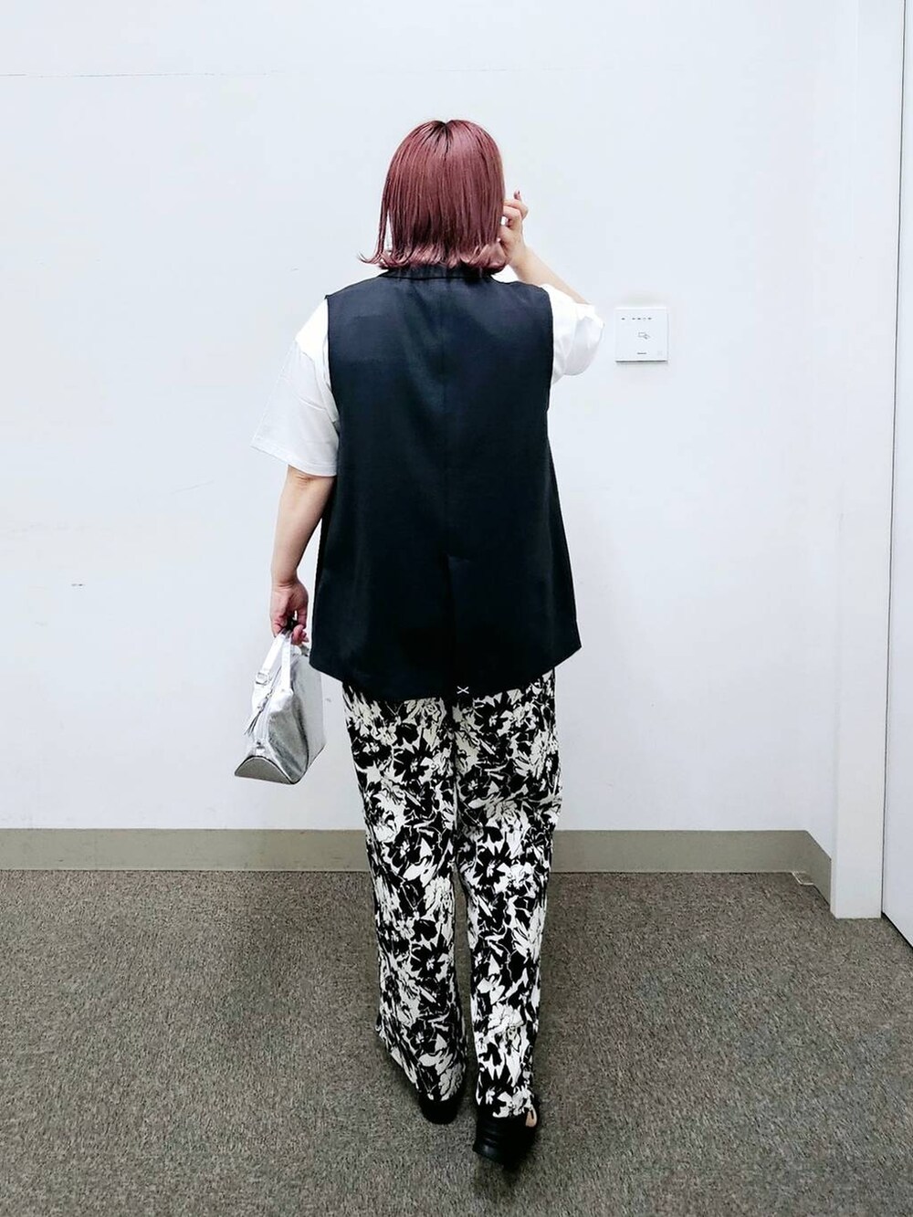 シルバー系のショルダーバッグ、ホワイト系のTシャツ/カットソー、ブラック系のサンダルを着用したレディースの夏コーディネートの3枚目の写真