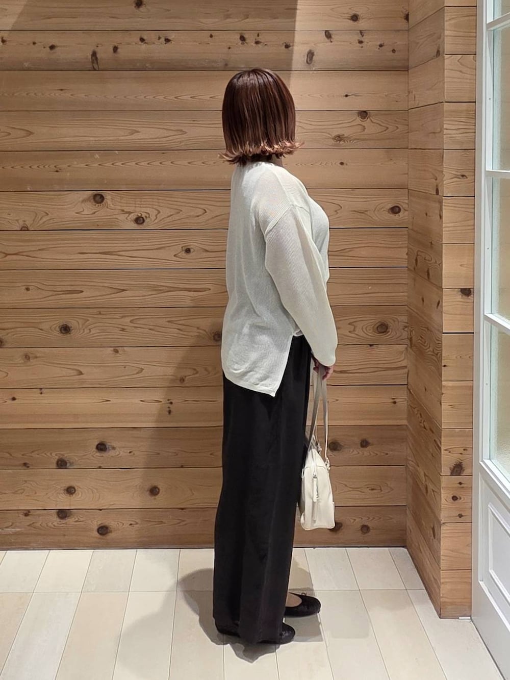 ブラック系のバレエシューズ、ブラック系のその他パンツ、ブラック系のタンクトップを着用したレディースの春コーディネートの2枚目の写真