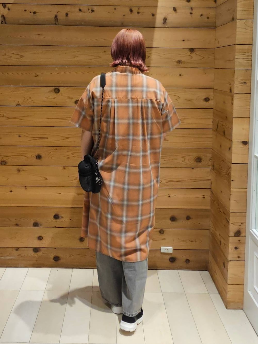 ブラック系のスニーカー、グレー系のデニムパンツ、ホワイト系のTシャツ/カットソーを着用したレディースの夏コーディネートの3枚目の写真