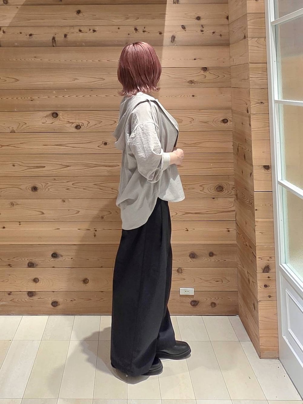 ベージュ系のハンドバッグ、ブラック系のローファー、ホワイト系のTシャツ/カットソーを着用したレディースの夏コーディネートの2枚目の写真