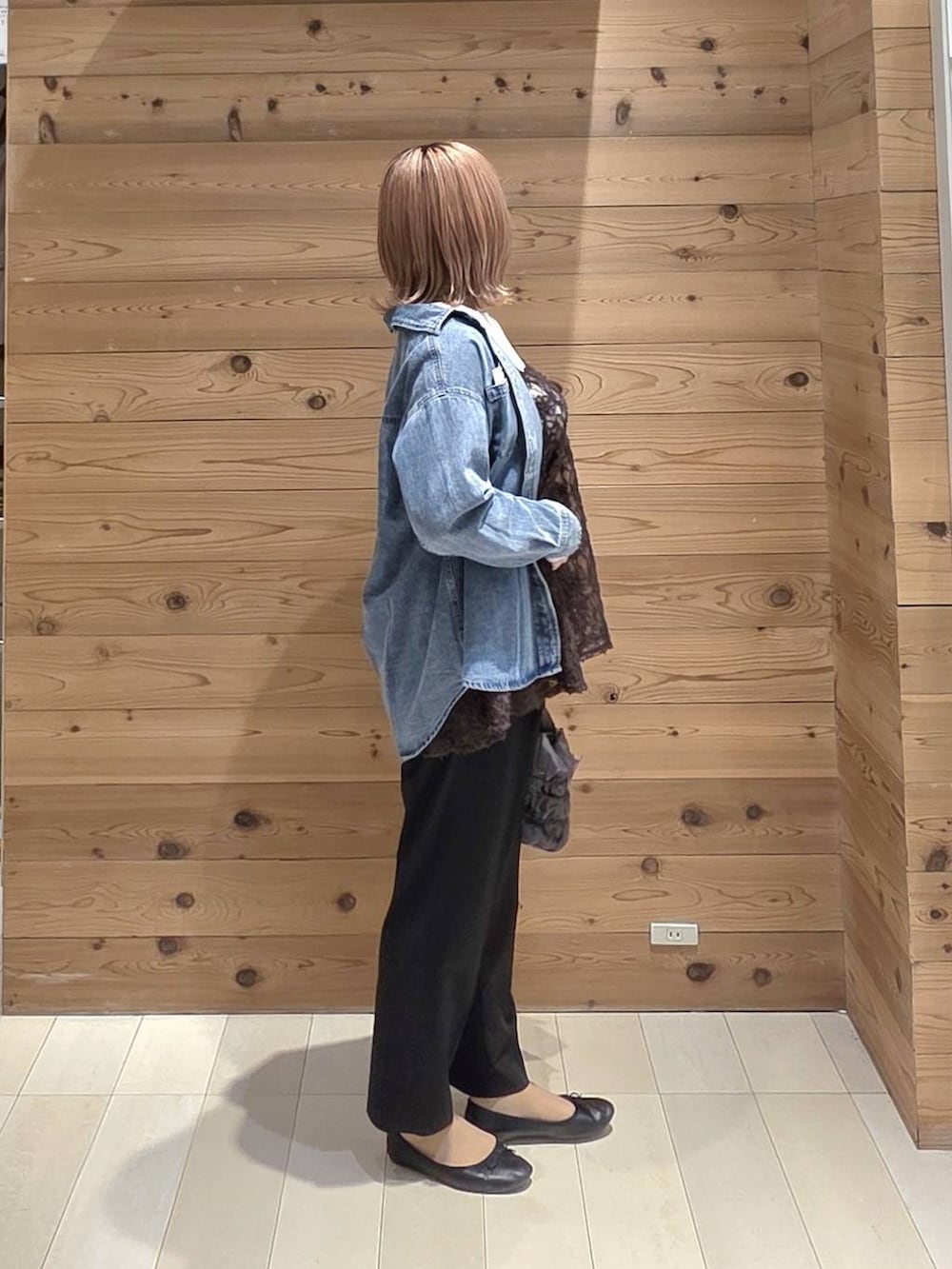 ブラウン系のキャミソール、ブラック系のバレエシューズ、ホワイト系のTシャツ/カットソーを着用したレディースの秋コーディネートの2枚目の写真