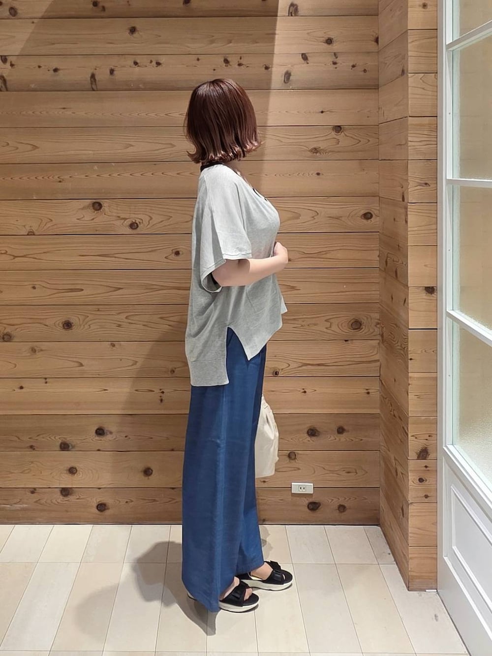 ホワイト系のショルダーバッグ、グレー系のカーディガン/ボレロ、ブルー系のその他パンツを着用したレディースの春コーディネートの2枚目の写真