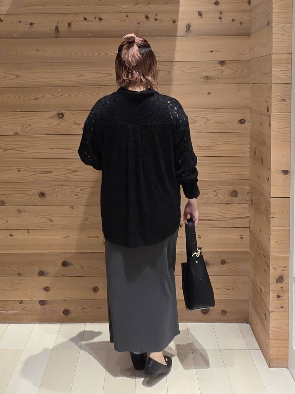 ブラック系のローファー、ブラック系のショルダーバッグ、ブラック系のタンクトップを着用したレディースの秋コーディネートの3枚目の写真