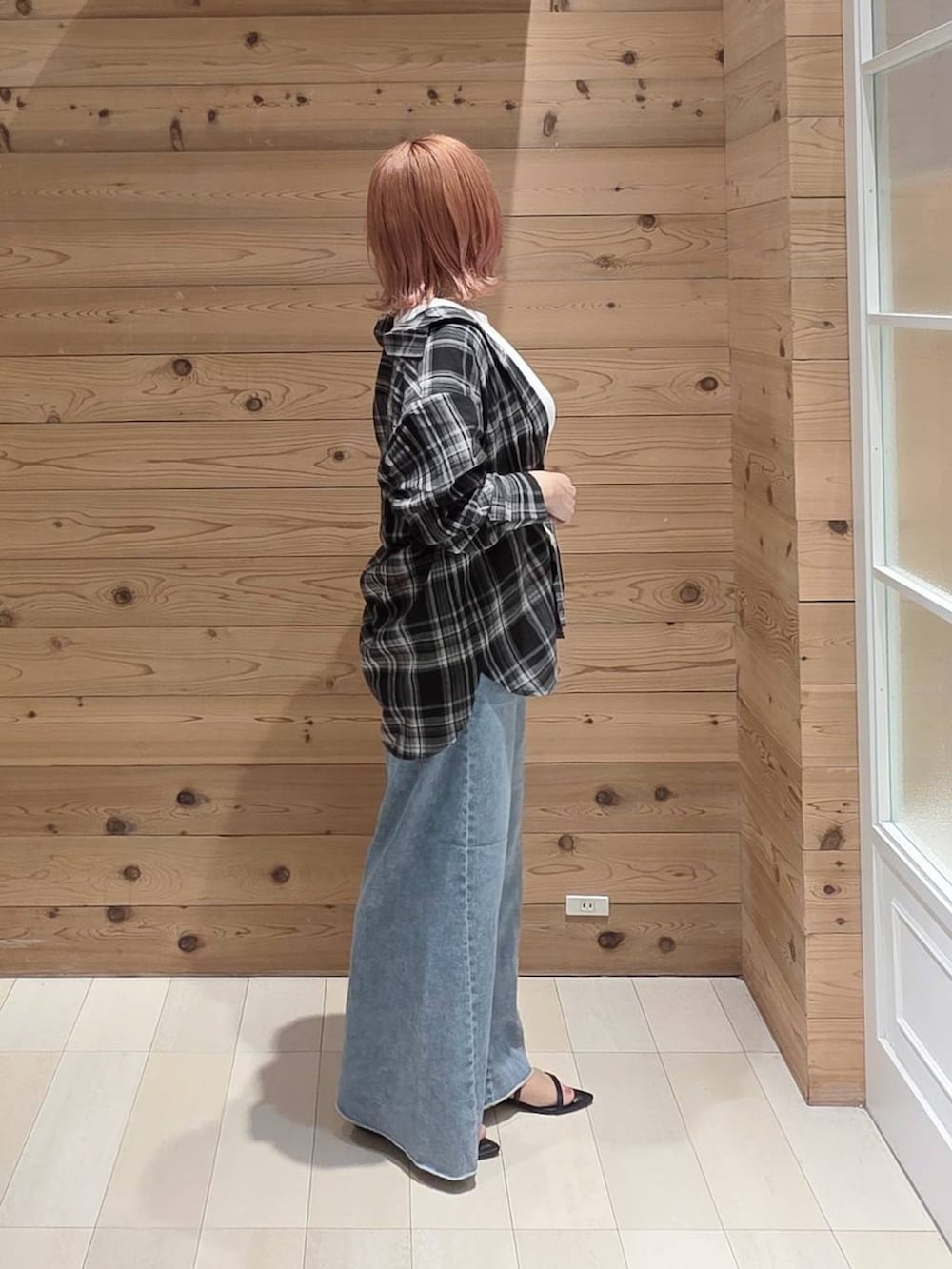 その他のショルダーバッグ、ホワイト系のTシャツ/カットソー、ブラック系のサンダルを着用したレディースの夏コーディネートの2枚目の写真