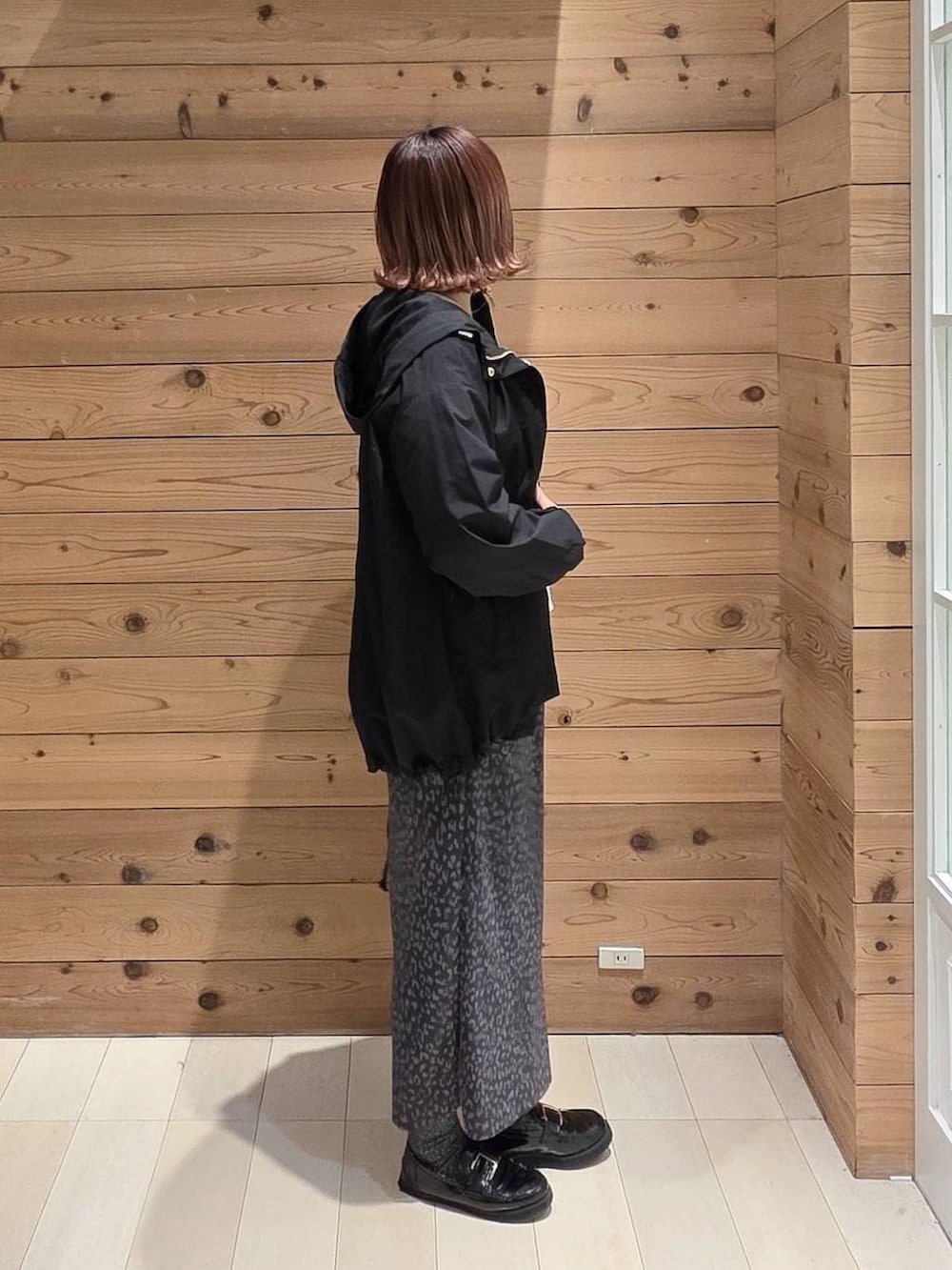 ブラック系のローファー、ブラック系のハンドバッグ、ブラック系のマウンテンパーカーを着用したレディースの春コーディネートの2枚目の写真