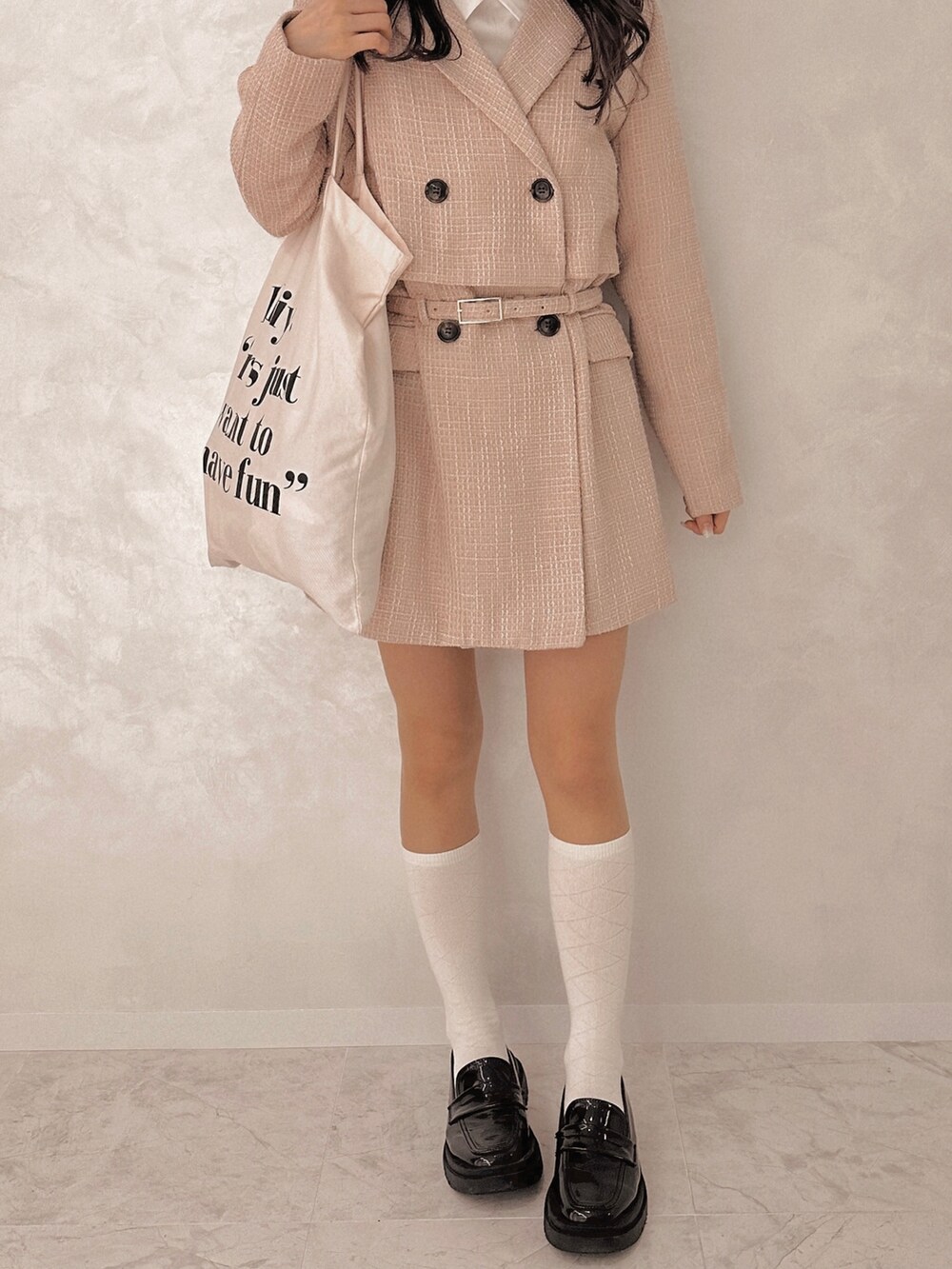 ピンク系のジャケット/アウター、ブラック系のローファーを着用したレディースの春コーディネートの2枚目の写真