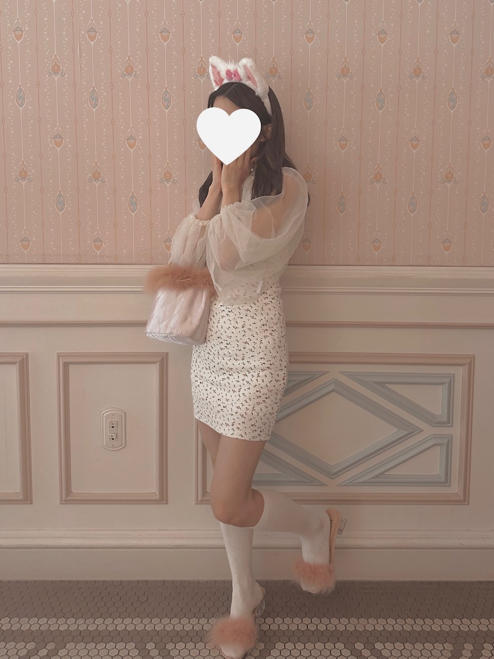 ホワイト系のワンピース/ドレス、ピンク系のハンドバッグ、ピンク系のシューズを着用したレディースの夏コーディネートの2枚目の写真