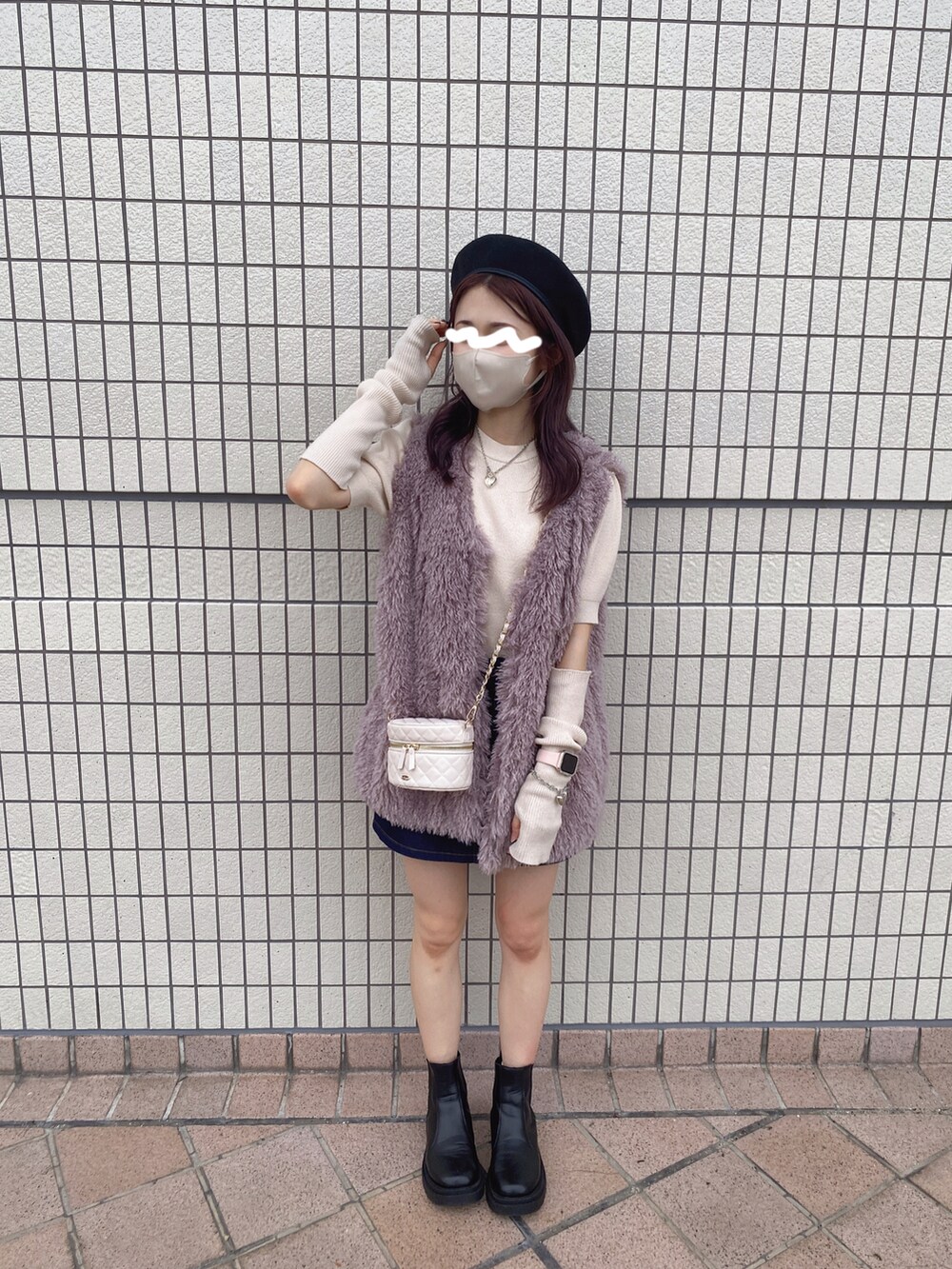 ホワイト系のショルダーバッグ、ピンク系のジャケット/アウター、ブラック系のハンチング/ベレー帽を着用したレディースの秋コーディネートの2枚目の写真