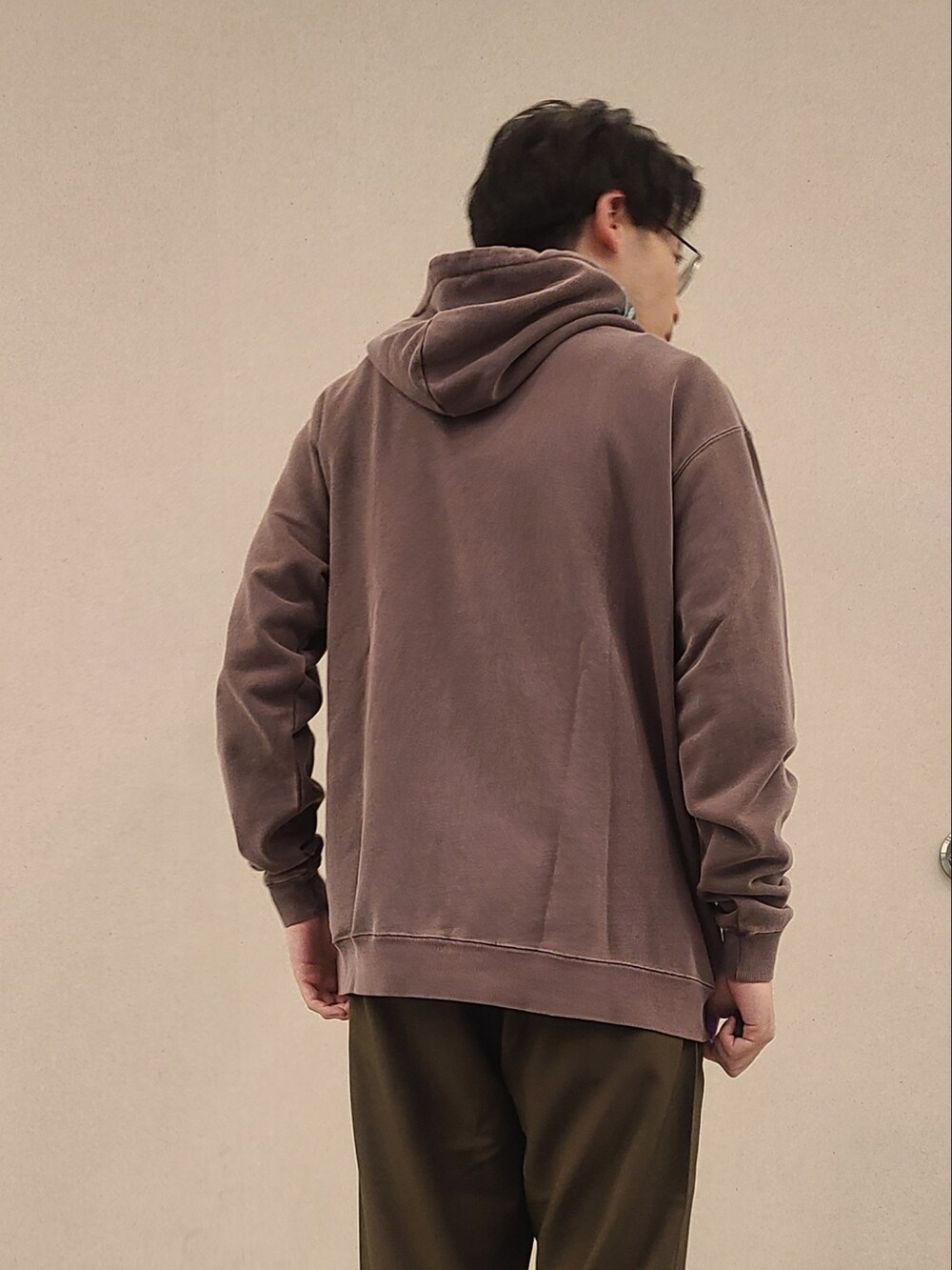 ブラウン系のその他パンツ、グレー系のスニーカー、ブラウン系のトップスを着用したメンズの秋コーディネートの2枚目の写真