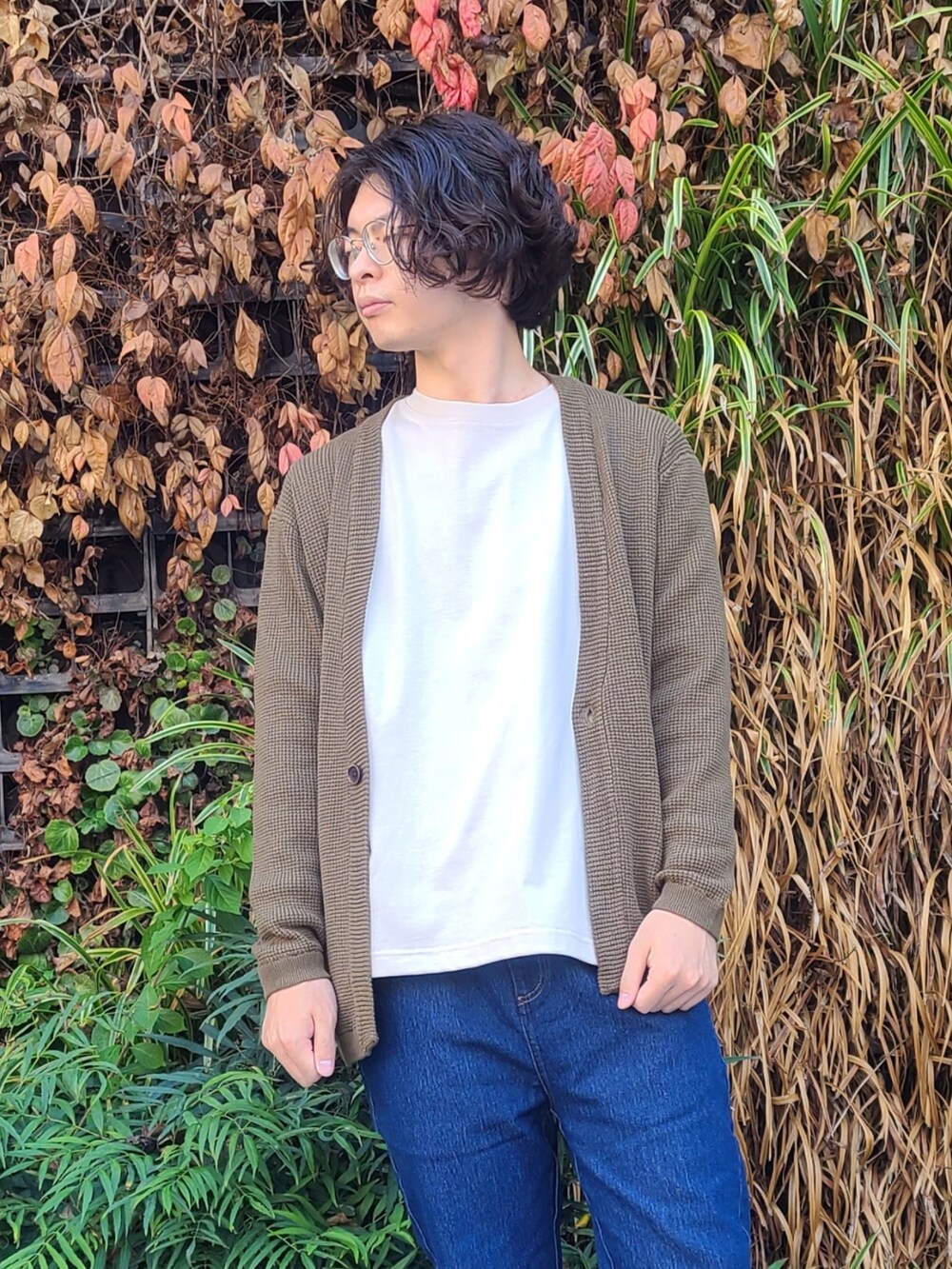 ブルー系のその他パンツ、ブラック系のサンダル、グリーン系のカーディガン/ボレロを着用したメンズの夏コーディネートの2枚目の写真