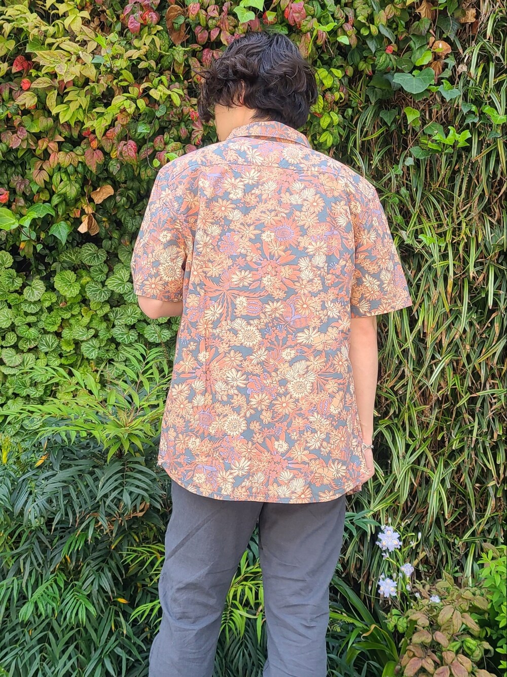 グレー系のその他パンツ、ブラック系のスニーカー、ブラウン系のシャツ/ブラウスを着用したメンズの春コーディネートの3枚目の写真