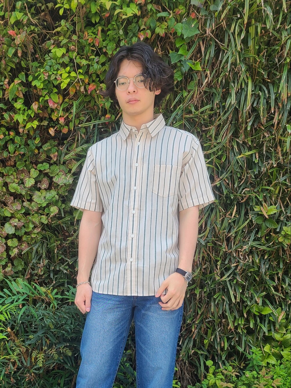 ブラック系のサンダル、ブルー系のデニムパンツ、ベージュ系のシャツ/ブラウスを着用したメンズの春コーディネートの2枚目の写真