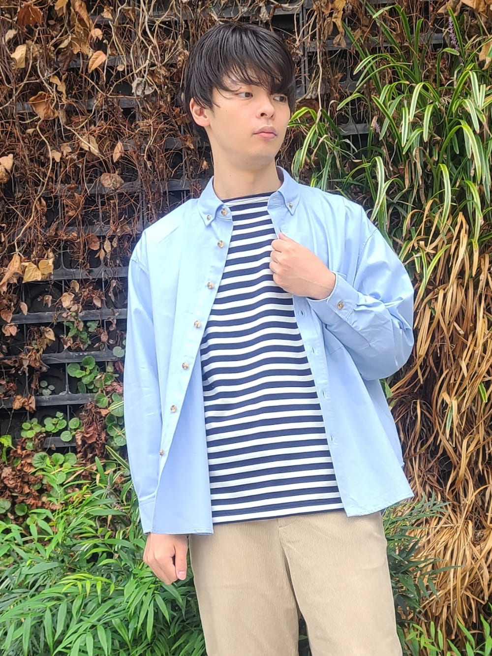 グレー系のスニーカー、ベージュ系のその他パンツ、ブルー系のTシャツ/カットソーを着用したメンズの秋コーディネートの3枚目の写真