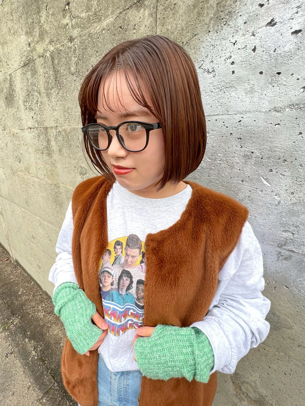 ブラウン系のジャケット/アウター、ホワイト系のスウェット、ホワイト系のスニーカーを着用したレディースの冬コーディネートの3枚目の写真