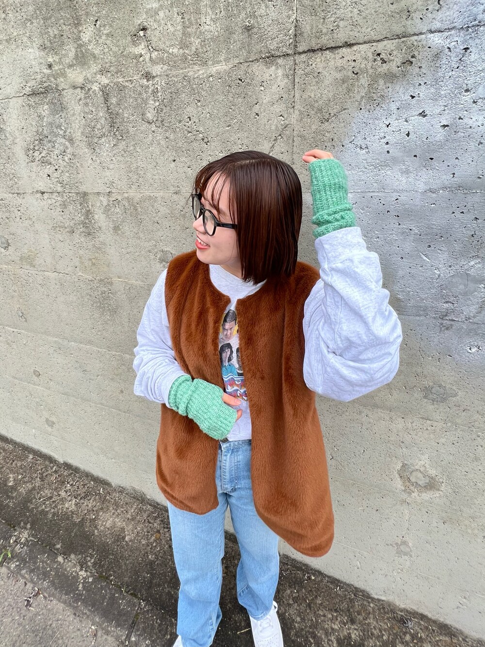 ブラウン系のジャケット/アウター、ホワイト系のスウェット、ホワイト系のスニーカーを着用したレディースの冬コーディネートの2枚目の写真