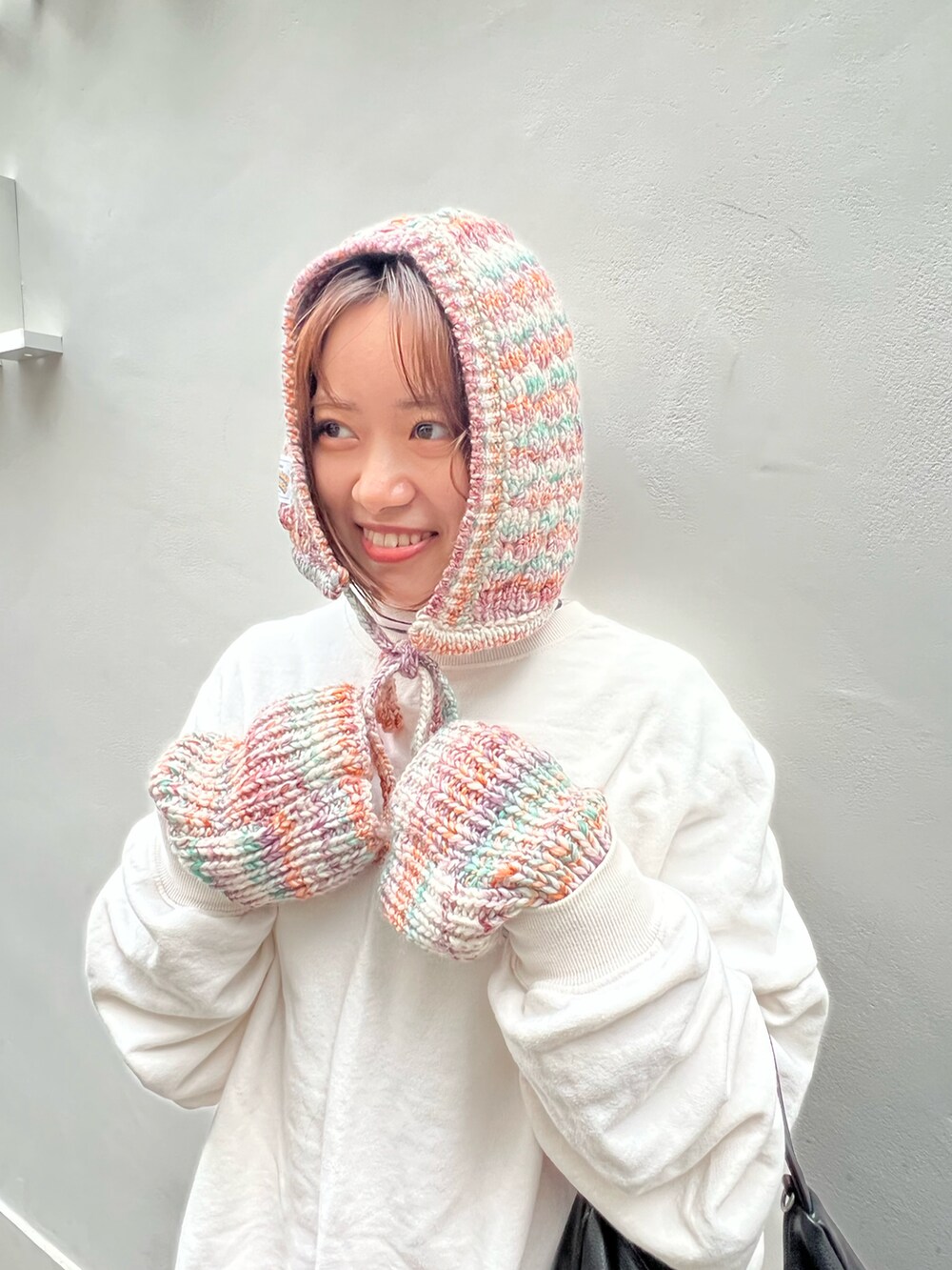 ホワイト系のスウェット、ブラック系のブーツ、ピンク系のその他パンツを着用したレディースの冬コーディネートの2枚目の写真