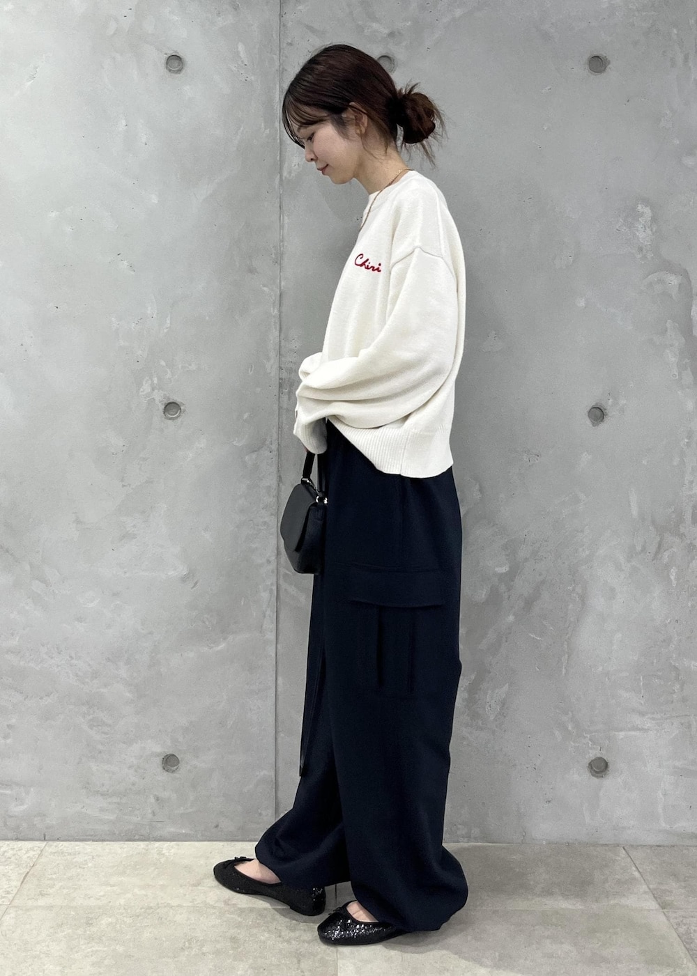 「ニット、カーゴパンツ、バレエシューズ、スパンコール、ワンハンドル、初冬コーデ、冬コーデ、デートコーデ、お出かけコーデ、旅行コーデ、クリスマスコーデ、モノトーンコーデ、カジュアルコーデ、ヘルシーコーデ、フェミニンコーデ」｜「ROPE' PICNICの【WEB限定】ミドルゲージロゴ刺繍ニットプルオーバー/帯電防止・洗濯機OK（ニット/セーター、ホワイト系）」を使った、タカナミさん（レディース・160cm）の冬コーディネートの4枚目の写真