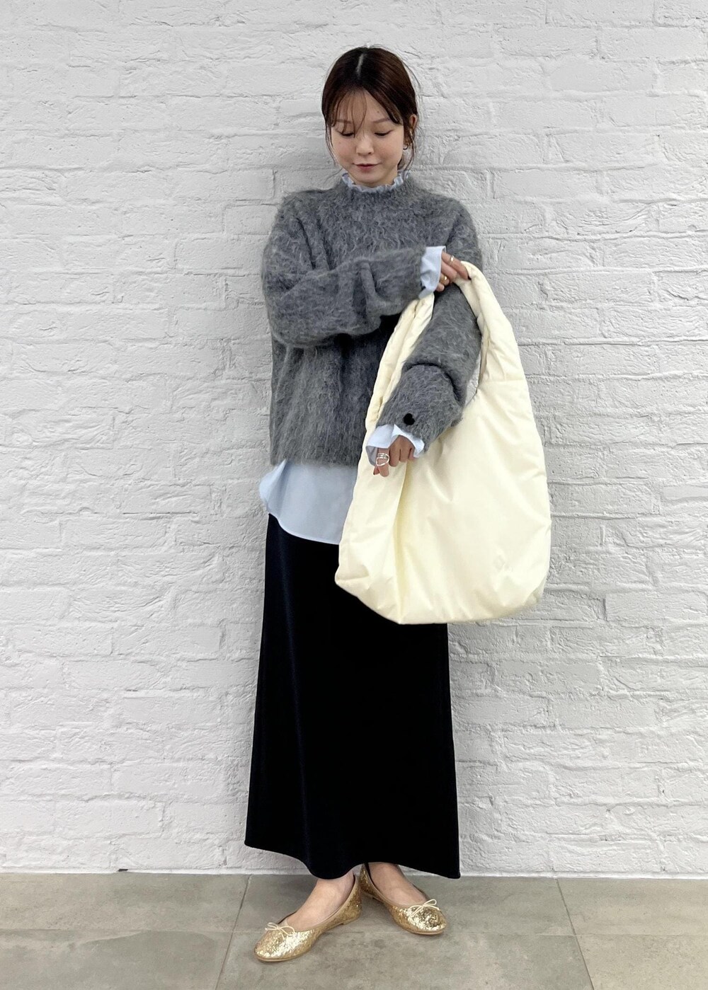 ホワイト系のトートバッグを着用したレディースの秋コーディネートの3枚目の写真