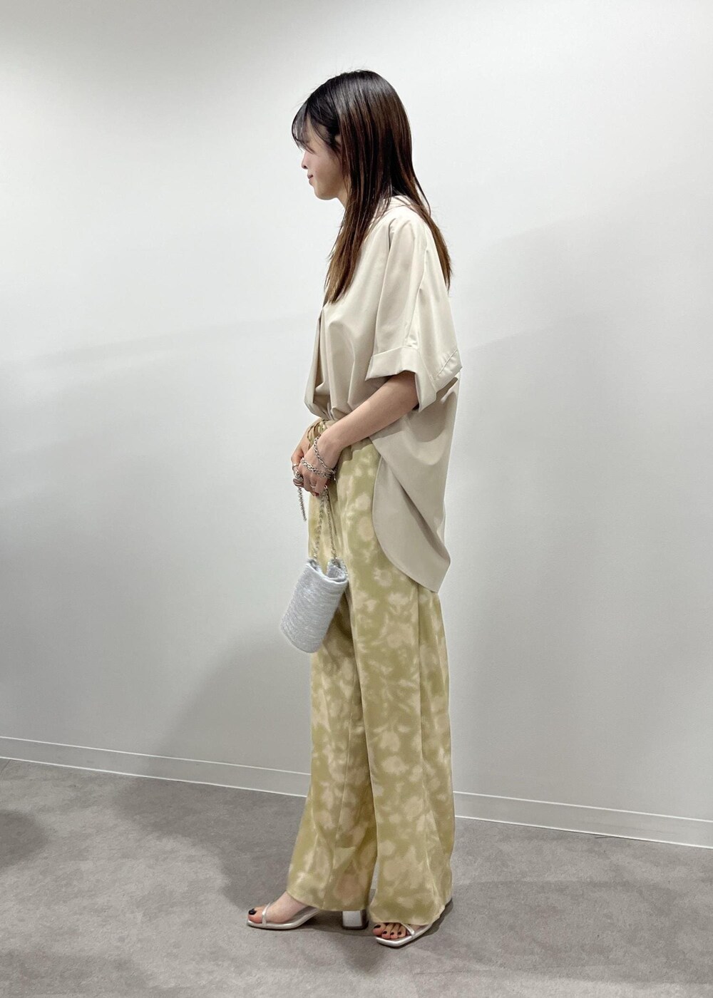 ベージュ系のその他パンツ、シルバー系のパンプス、その他のショルダーバッグを着用したレディースの春コーディネートの3枚目の写真