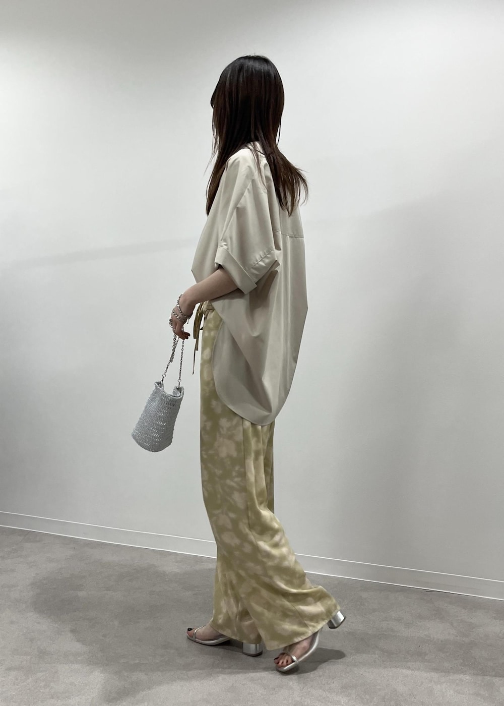ベージュ系のその他パンツ、シルバー系のパンプス、その他のショルダーバッグを着用したレディースの春コーディネートの4枚目の写真
