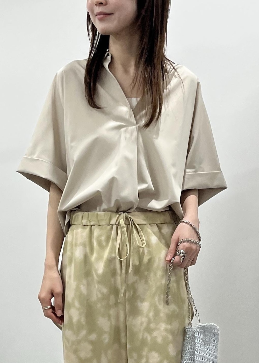 ベージュ系のその他パンツ、シルバー系のパンプス、その他のショルダーバッグを着用したレディースの春コーディネートの7枚目の写真