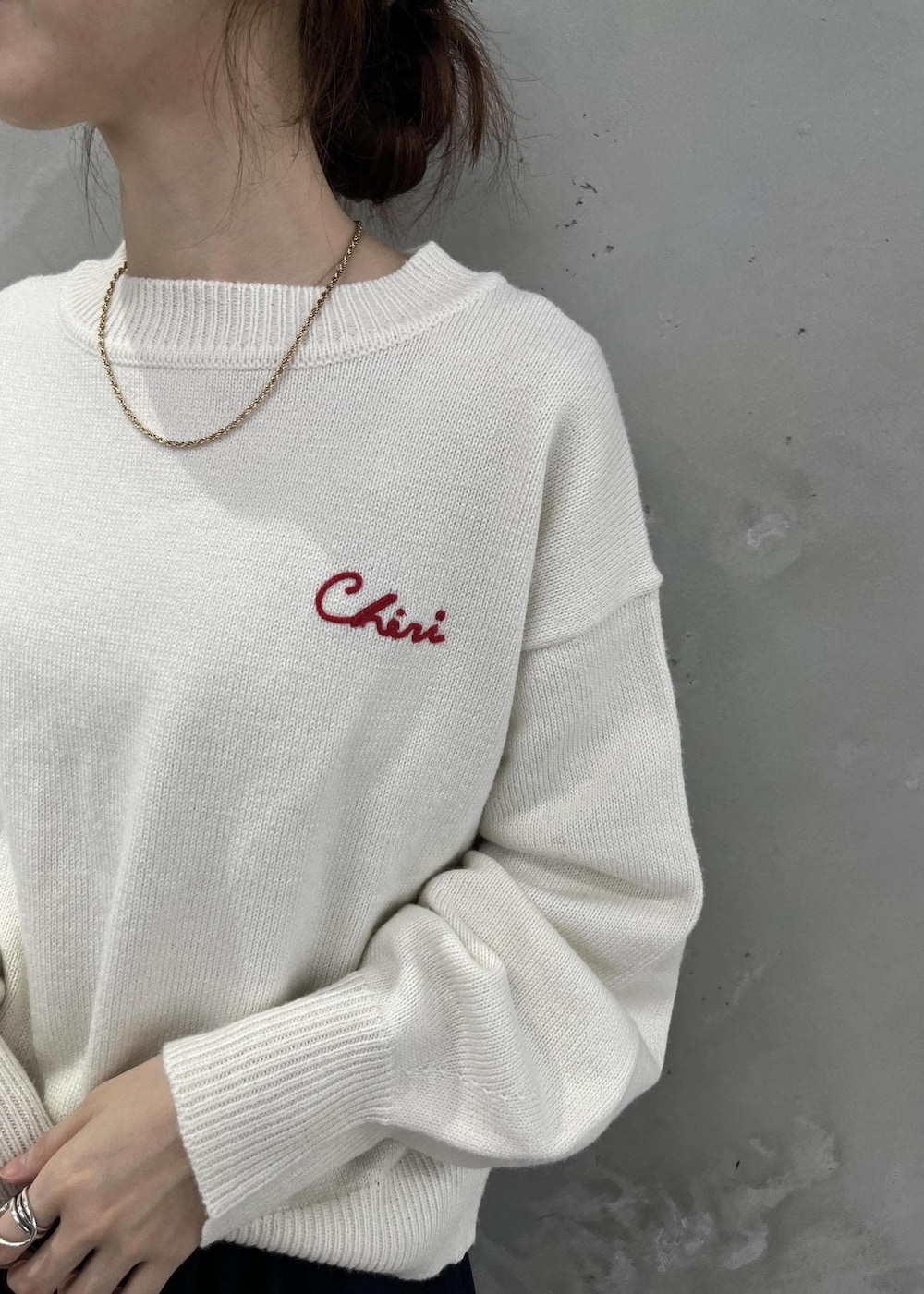 「ニット、カーゴパンツ、バレエシューズ、スパンコール、ワンハンドル、初冬コーデ、冬コーデ、デートコーデ、お出かけコーデ、旅行コーデ、クリスマスコーデ、モノトーンコーデ、カジュアルコーデ、ヘルシーコーデ、フェミニンコーデ」｜「ROPE' PICNICの【WEB限定】ミドルゲージロゴ刺繍ニットプルオーバー/帯電防止・洗濯機OK（ニット/セーター、ホワイト系）」を使った、タカナミさん（レディース・160cm）の冬コーディネートの7枚目の写真