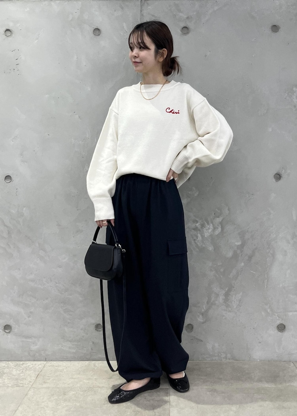 「ニット、カーゴパンツ、バレエシューズ、スパンコール、ワンハンドル、初冬コーデ、冬コーデ、デートコーデ、お出かけコーデ、旅行コーデ、クリスマスコーデ、モノトーンコーデ、カジュアルコーデ、ヘルシーコーデ、フェミニンコーデ」｜「ROPE' PICNICの【WEB限定】ミドルゲージロゴ刺繍ニットプルオーバー/帯電防止・洗濯機OK（ニット/セーター、ホワイト系）」を使った、タカナミさん（レディース・160cm）の冬コーディネートの9枚目の写真