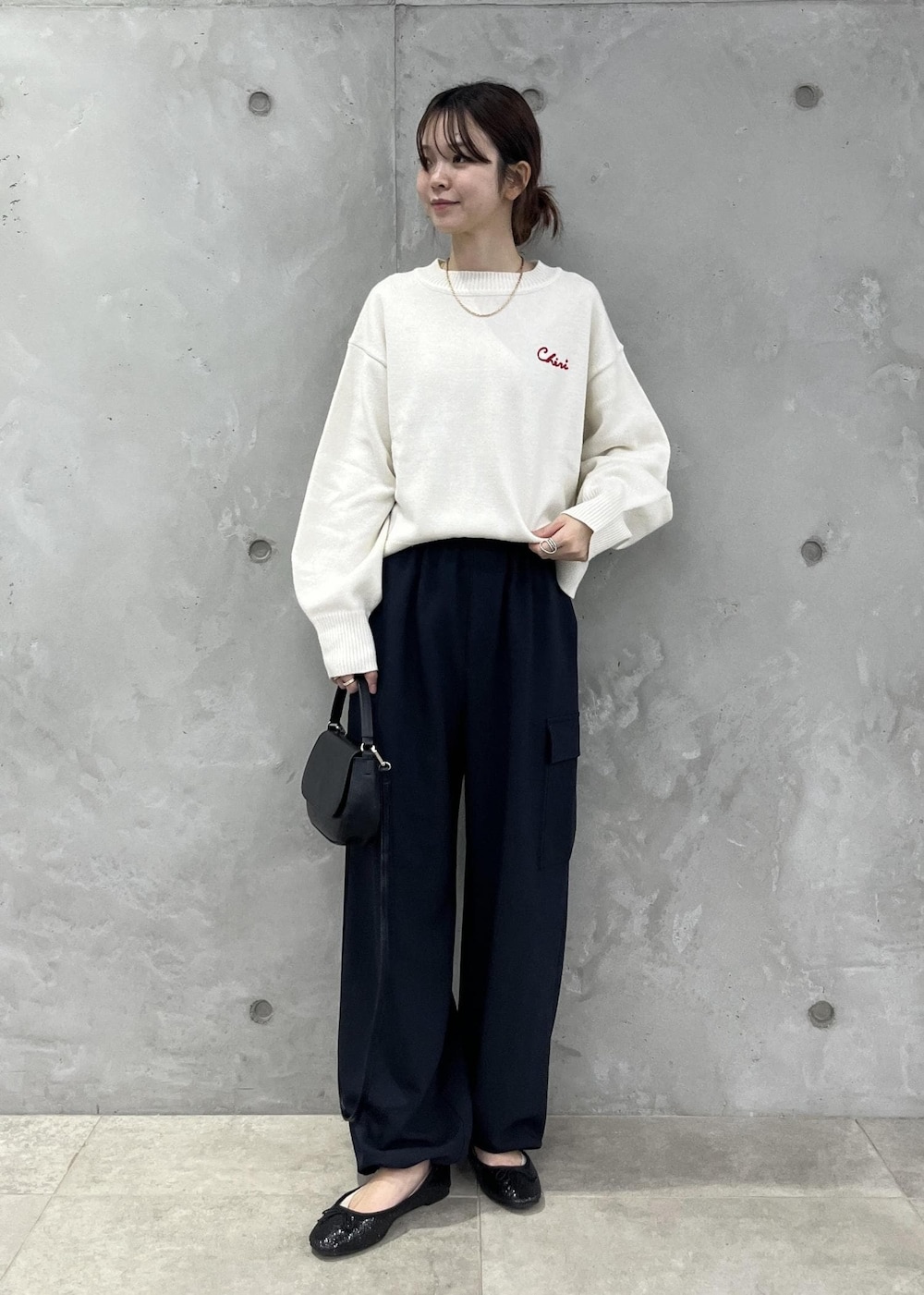 「ニット、カーゴパンツ、バレエシューズ、スパンコール、ワンハンドル、初冬コーデ、冬コーデ、デートコーデ、お出かけコーデ、旅行コーデ、クリスマスコーデ、モノトーンコーデ、カジュアルコーデ、ヘルシーコーデ、フェミニンコーデ」｜「ROPE' PICNICの【WEB限定】ミドルゲージロゴ刺繍ニットプルオーバー/帯電防止・洗濯機OK（ニット/セーター、ホワイト系）」を使った、タカナミさん（レディース・160cm）の冬コーディネートの2枚目の写真