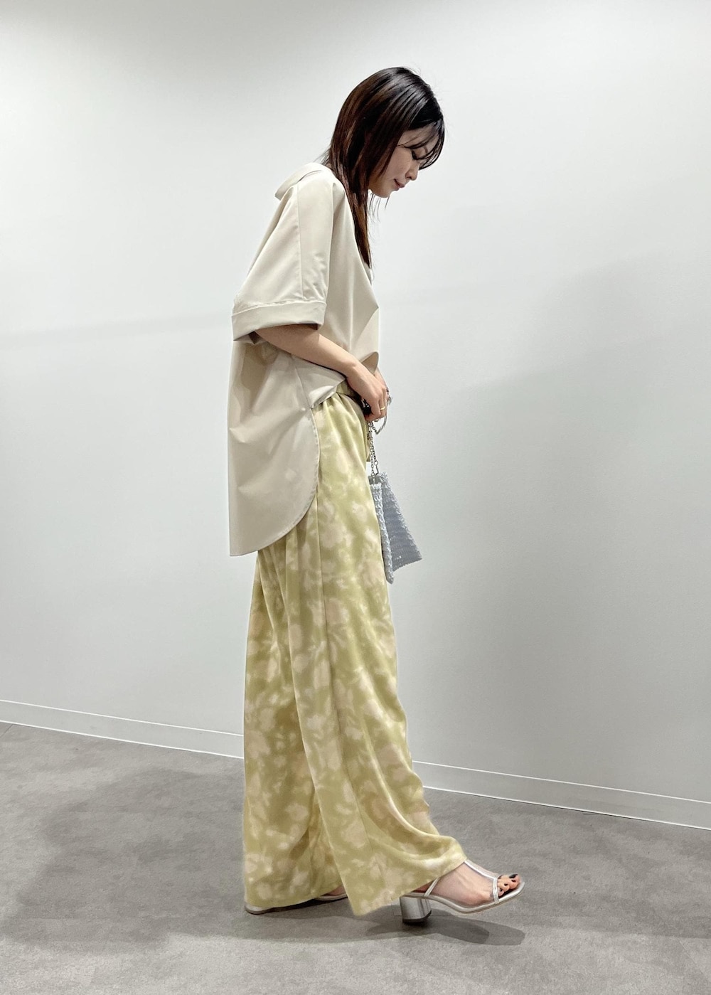 ベージュ系のその他パンツ、シルバー系のパンプス、その他のショルダーバッグを着用したレディースの春コーディネートの6枚目の写真