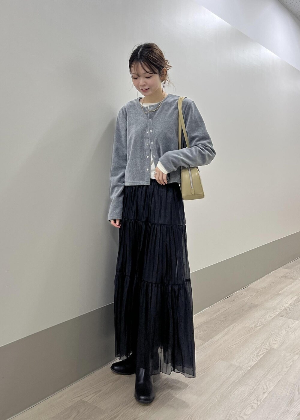 ホワイト系のTシャツ/カットソー、ブラック系のブーツ、グレー系のカーディガン/ボレロを着用したレディースの秋コーディネートの3枚目の写真