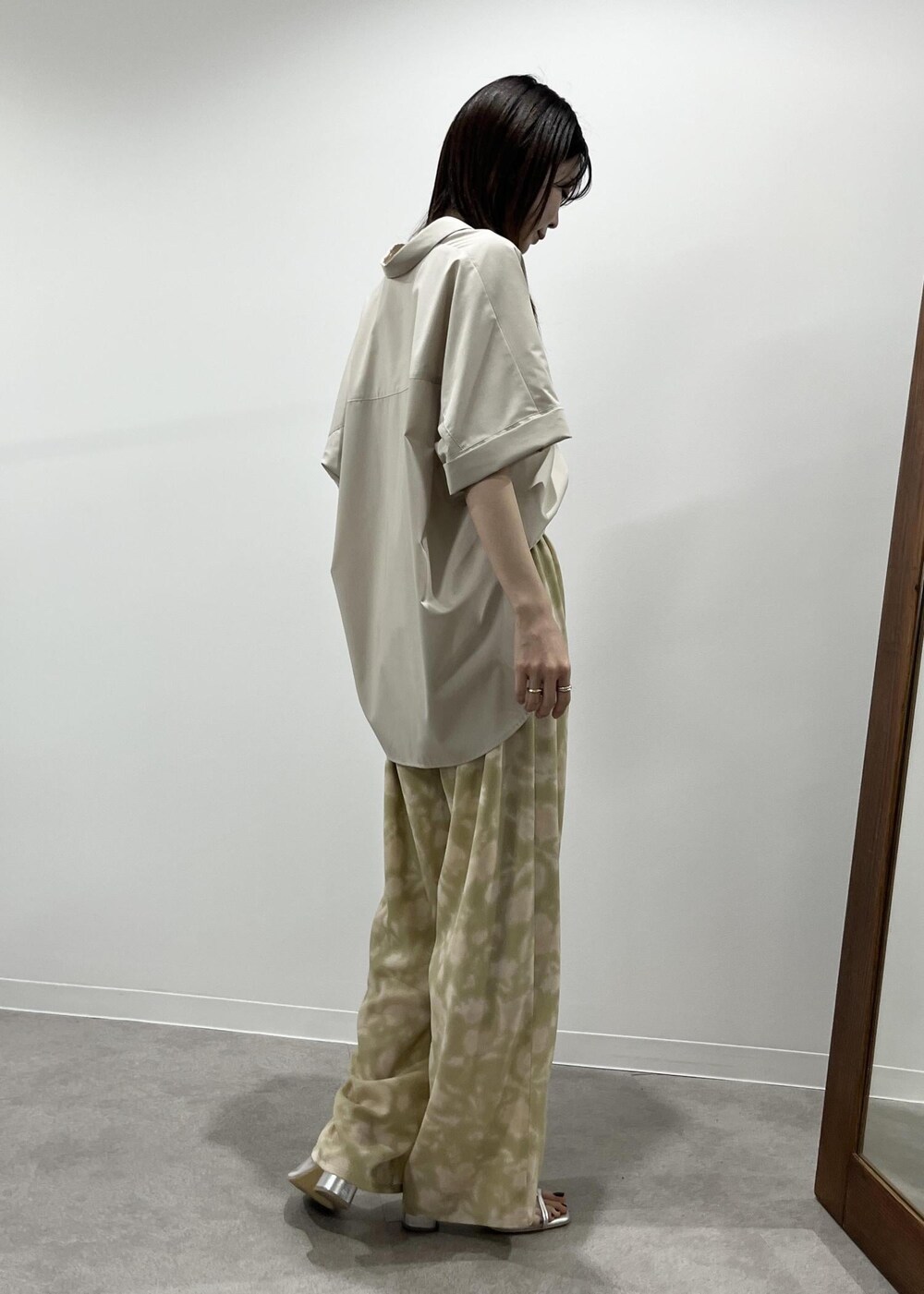 ベージュ系のその他パンツ、シルバー系のパンプス、その他のショルダーバッグを着用したレディースの春コーディネートの5枚目の写真