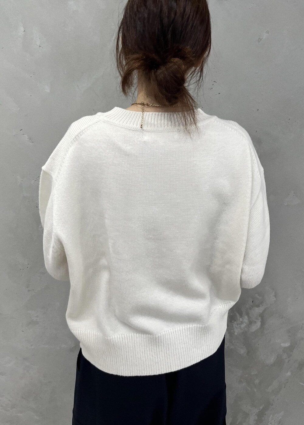 「ニット、カーゴパンツ、バレエシューズ、スパンコール、ワンハンドル、初冬コーデ、冬コーデ、デートコーデ、お出かけコーデ、旅行コーデ、クリスマスコーデ、モノトーンコーデ、カジュアルコーデ、ヘルシーコーデ、フェミニンコーデ」｜「ROPE' PICNICの【WEB限定】ミドルゲージロゴ刺繍ニットプルオーバー/帯電防止・洗濯機OK（ニット/セーター、ホワイト系）」を使った、タカナミさん（レディース・160cm）の冬コーディネートの8枚目の写真