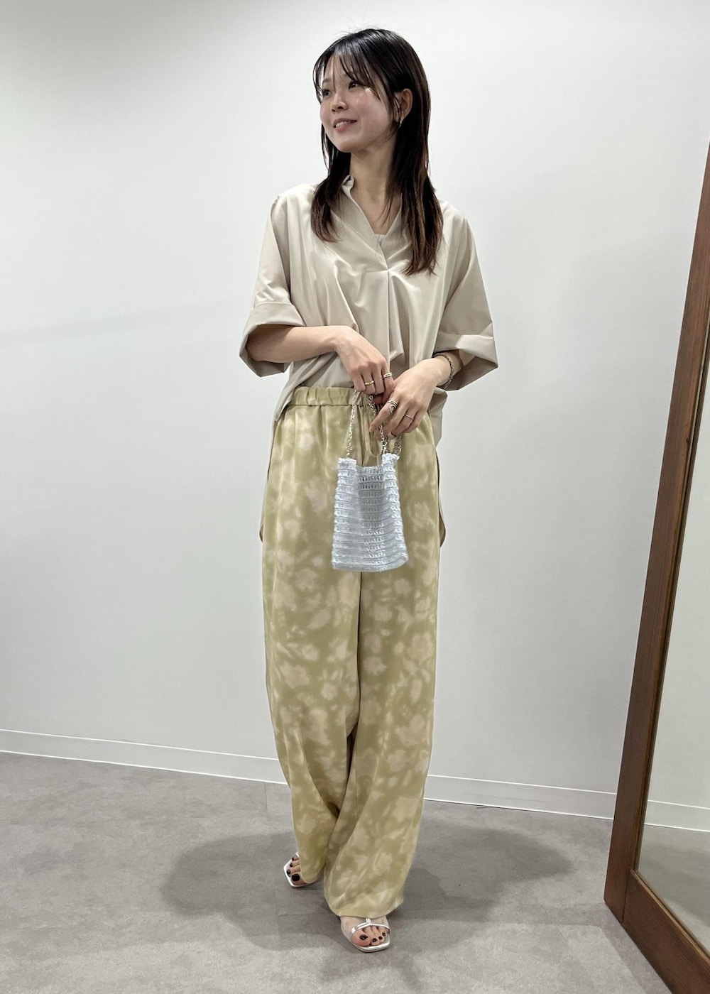 ベージュ系のその他パンツ、シルバー系のパンプス、その他のショルダーバッグを着用したレディースの春コーディネートの9枚目の写真